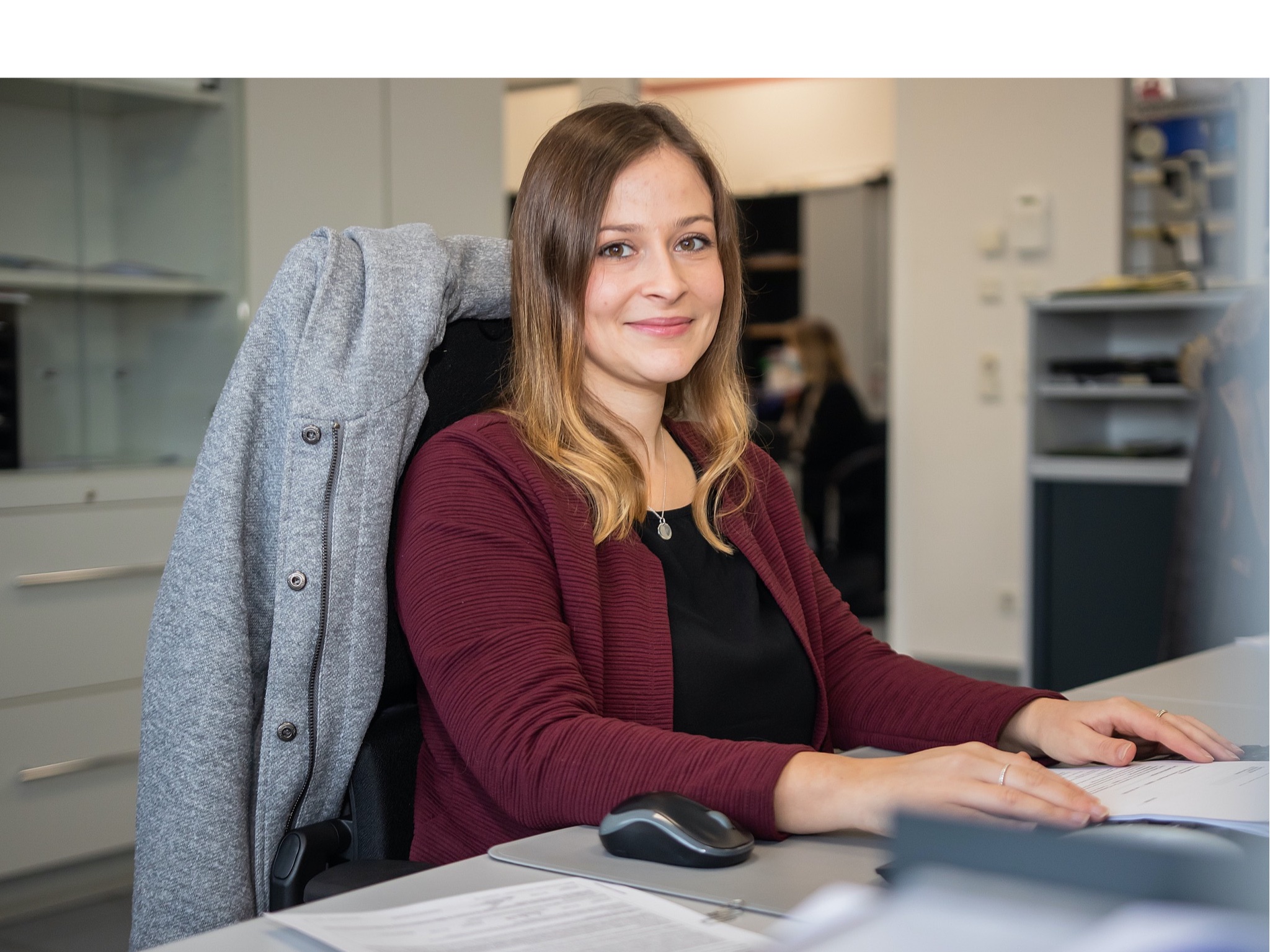 Automobilkauffrau_AutohausNeumann_mitRand Wer sich für Autos interessiert, Organisationstalent mitbringt und gerne kommuniziert, hat wie Stefanie Stengel den Traumjob bereits gefunden. Foto: Silvia Gralla