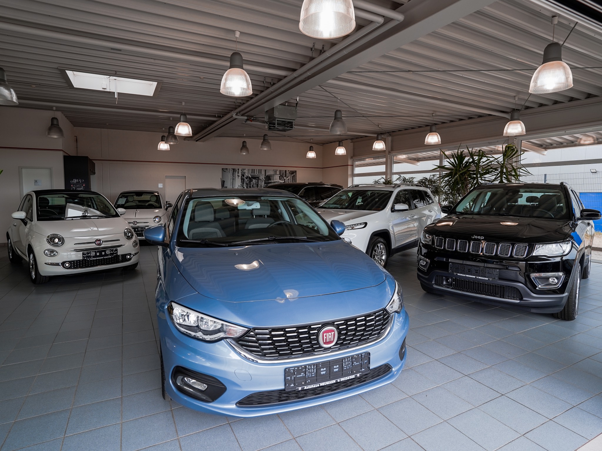 Im Autohaus Neumann haben es Automobilkauffrauen und -männer mit italienischen Kultautos zu tun. Foto: Konstantin Winter