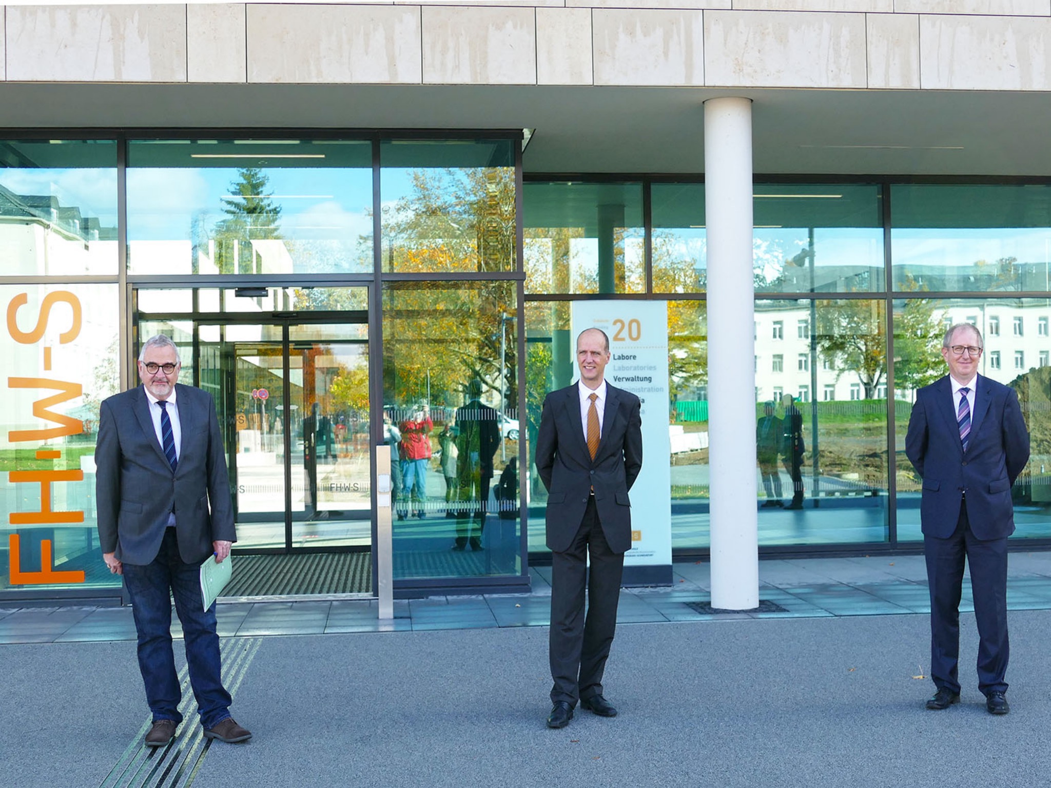 Gerald Langer, Leiter des Bereichs Hochbau des Staatlichen Bauamts Schweinfurt, Dr. Robert Grebner, der Dekan der Fakultät Wirtschaftsingenieurwesen sowie Professor Dr. Peter Meyer. Foto: FHWS