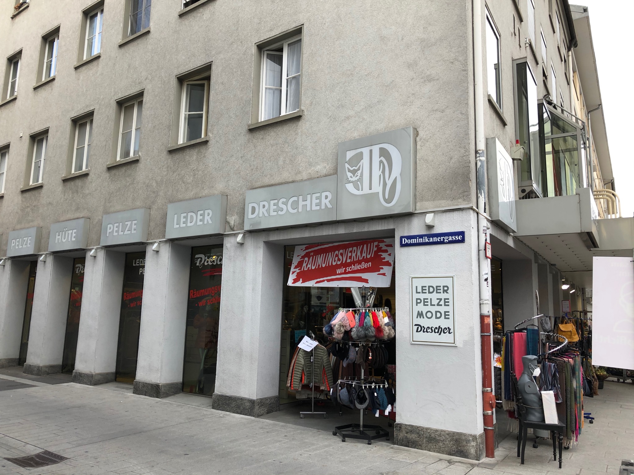 "Leder - Pelze - Lammfelle Drescher" in der Eichhornstraße, Ecke Dominikanergasse. Foto: Katharina Kraus
