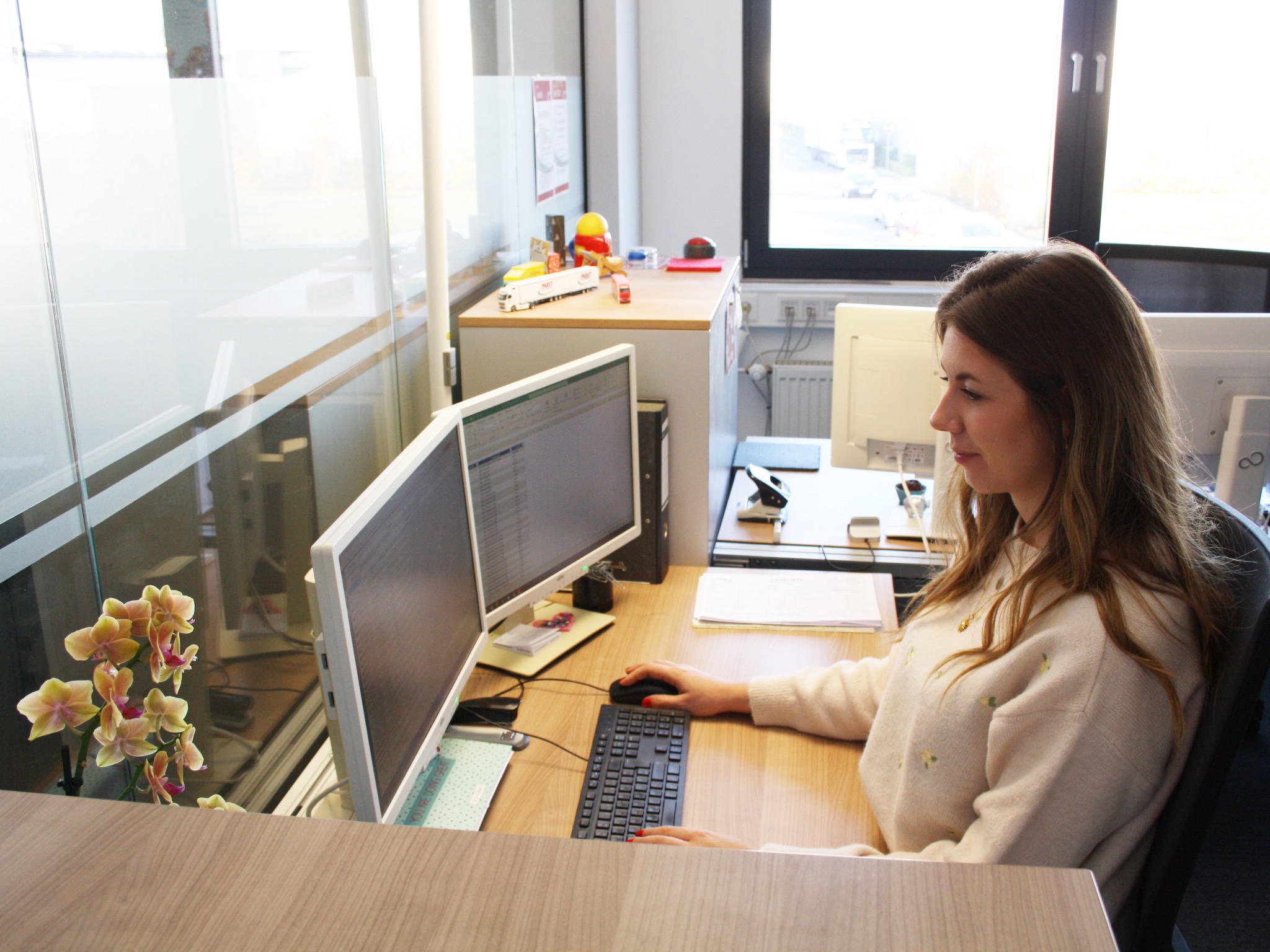 Anna hat einen angenehmen Arbeitsplatz und hat Spaß bei der Arbeit. Foto: Pabst Transport