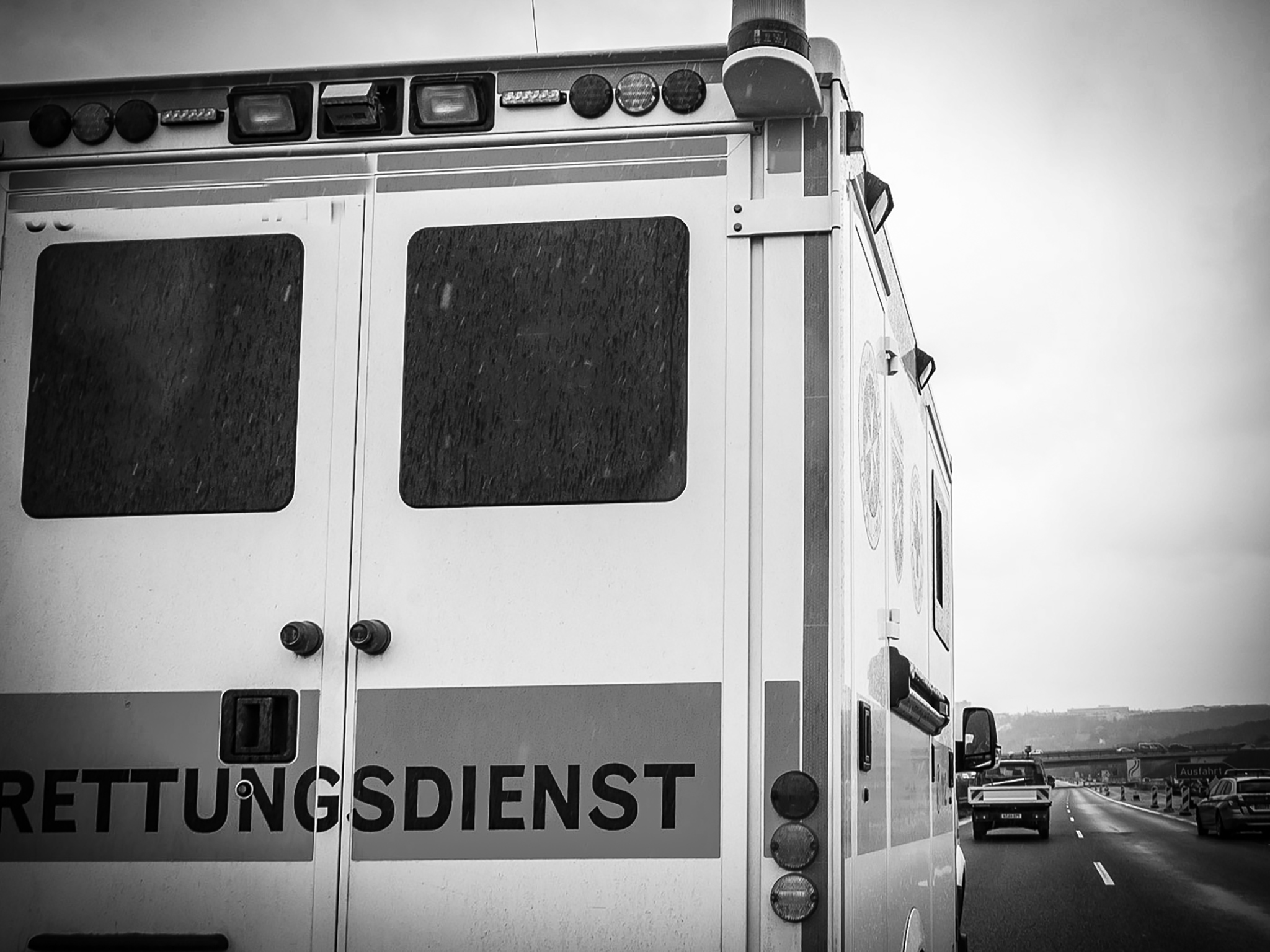 Rettungsdienst_SchwarzWeiss2 Symbolfoto tödlicher Unfall. Foto: Pascal Höfig