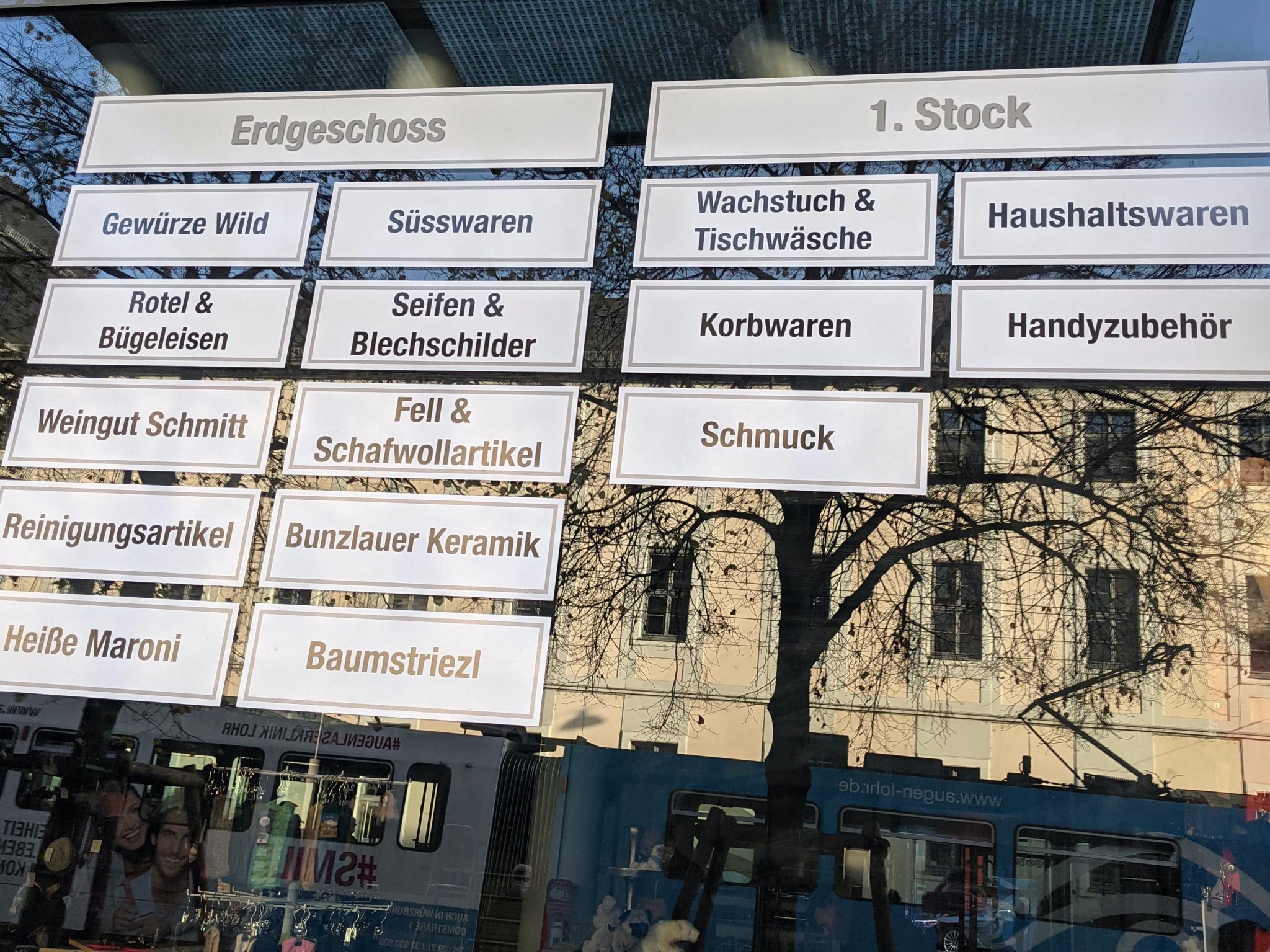 Mehrere Anbieter teilen sich die Verkaufsfläche in der Juliuspromenade. Foto: Christian J. Papay