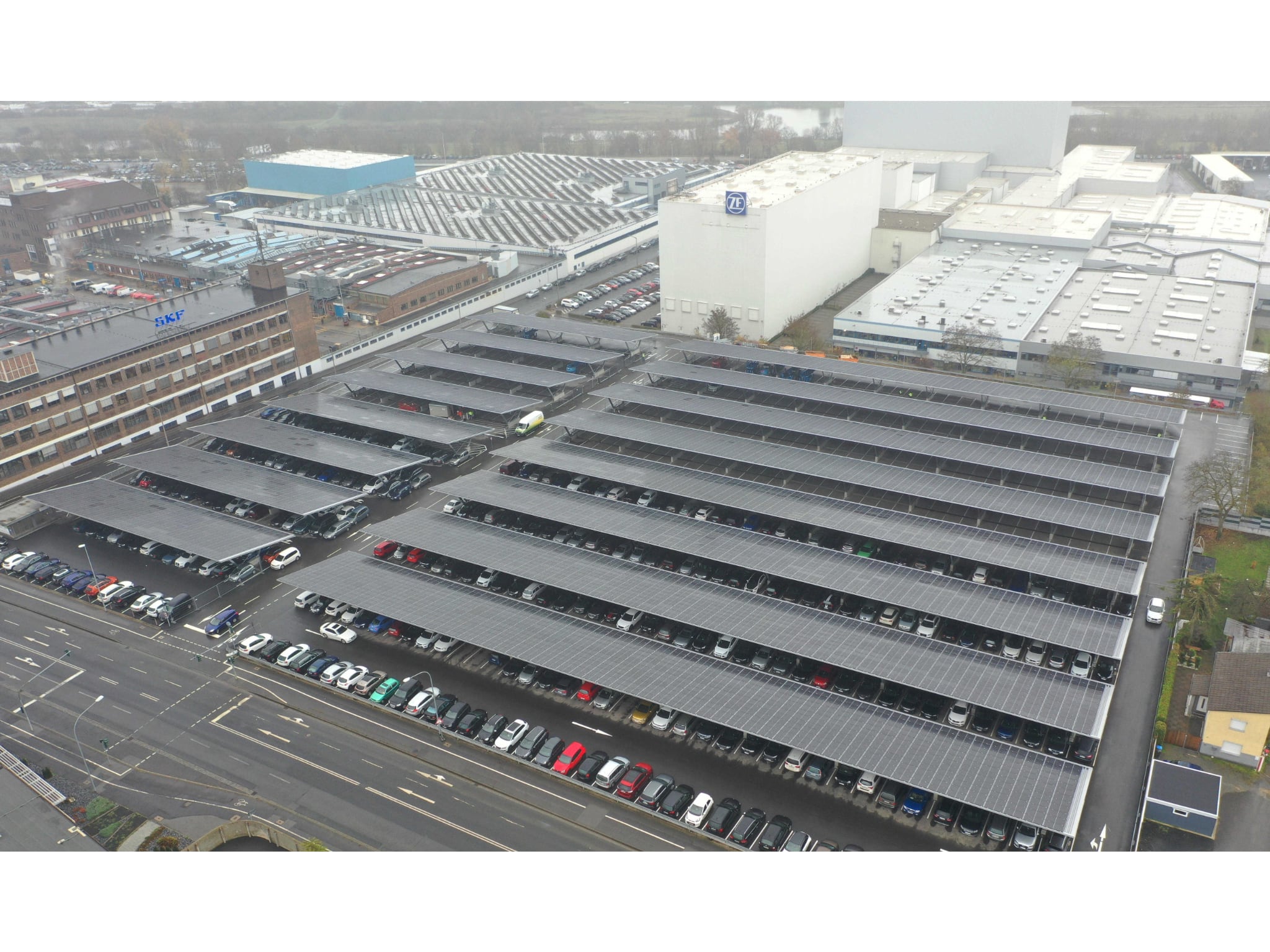 ZF_Carport-Photovoltaik Die neue Carport-Photovoltaik-Anlage von ZF in Schweinfurt. Foto: ZF Friedrichshafen AG