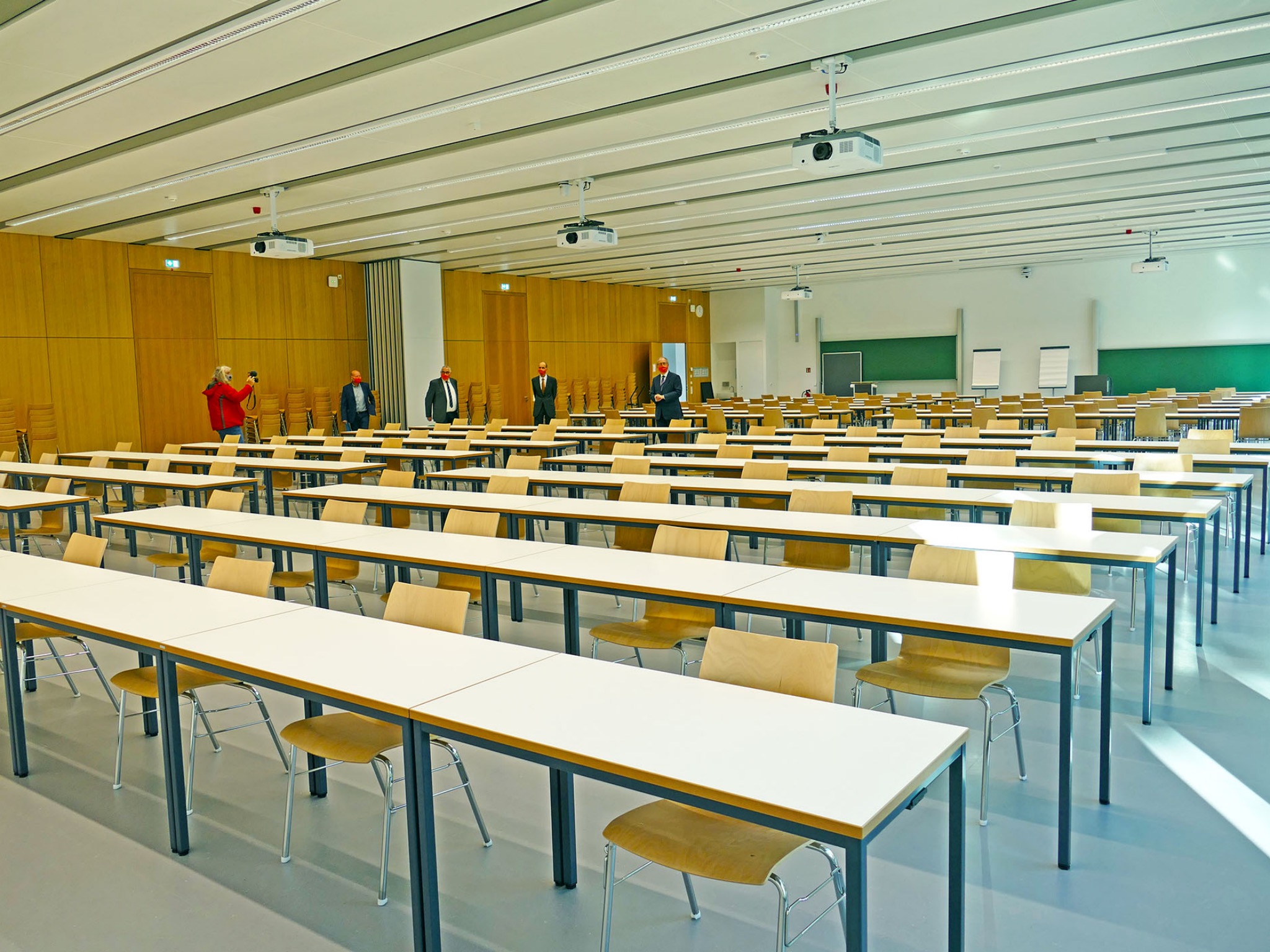 Der größte Hörsaal des FHWS-Neubaus bietet ausreichend Platz für Studierende. Foto: FHWS