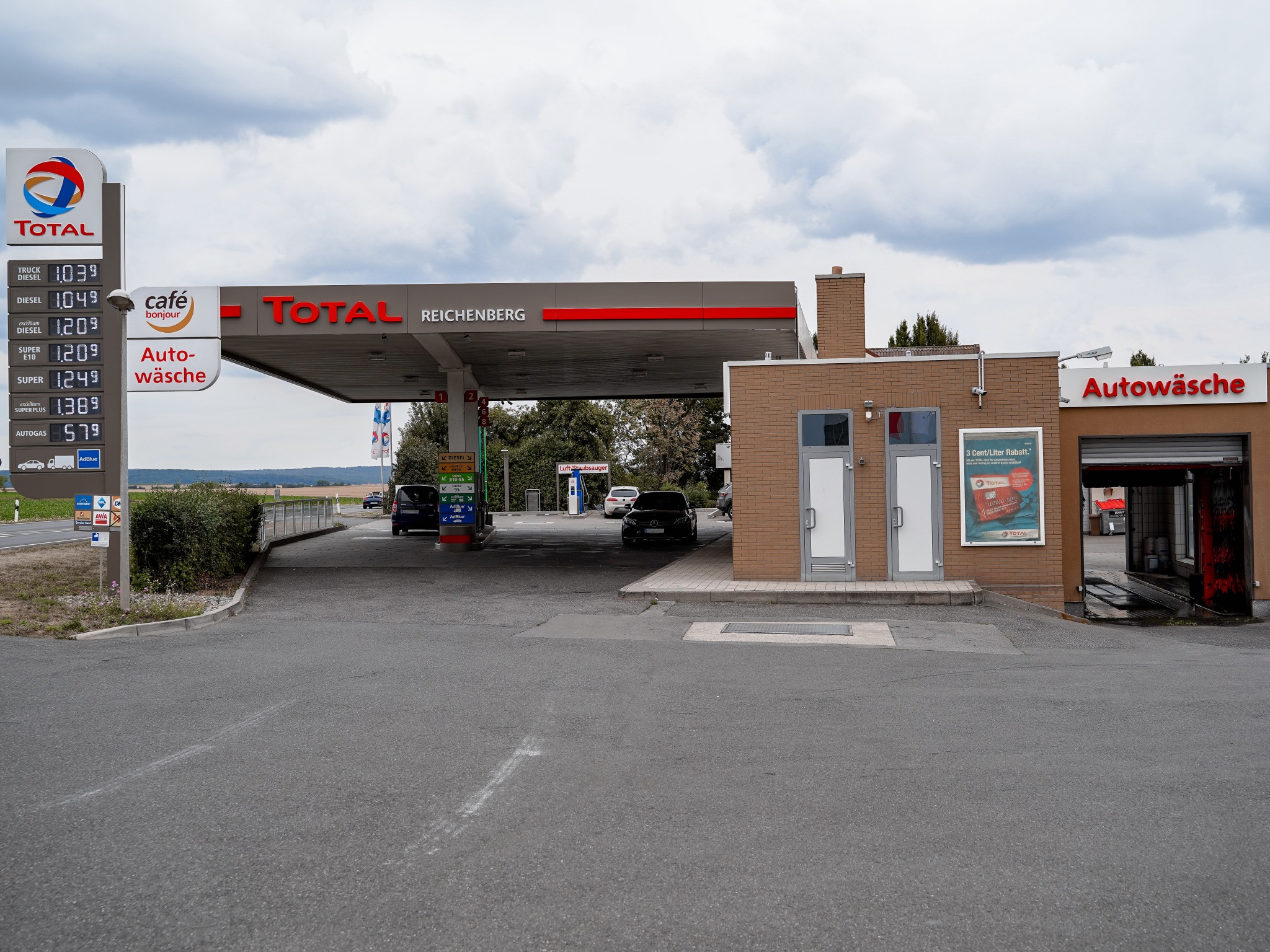 Die Tankstelle neben dem Autohaus Neumann: Hier ist Kevin immer für seine KundInnen zur Stelle! Foto: Konstantin Winter