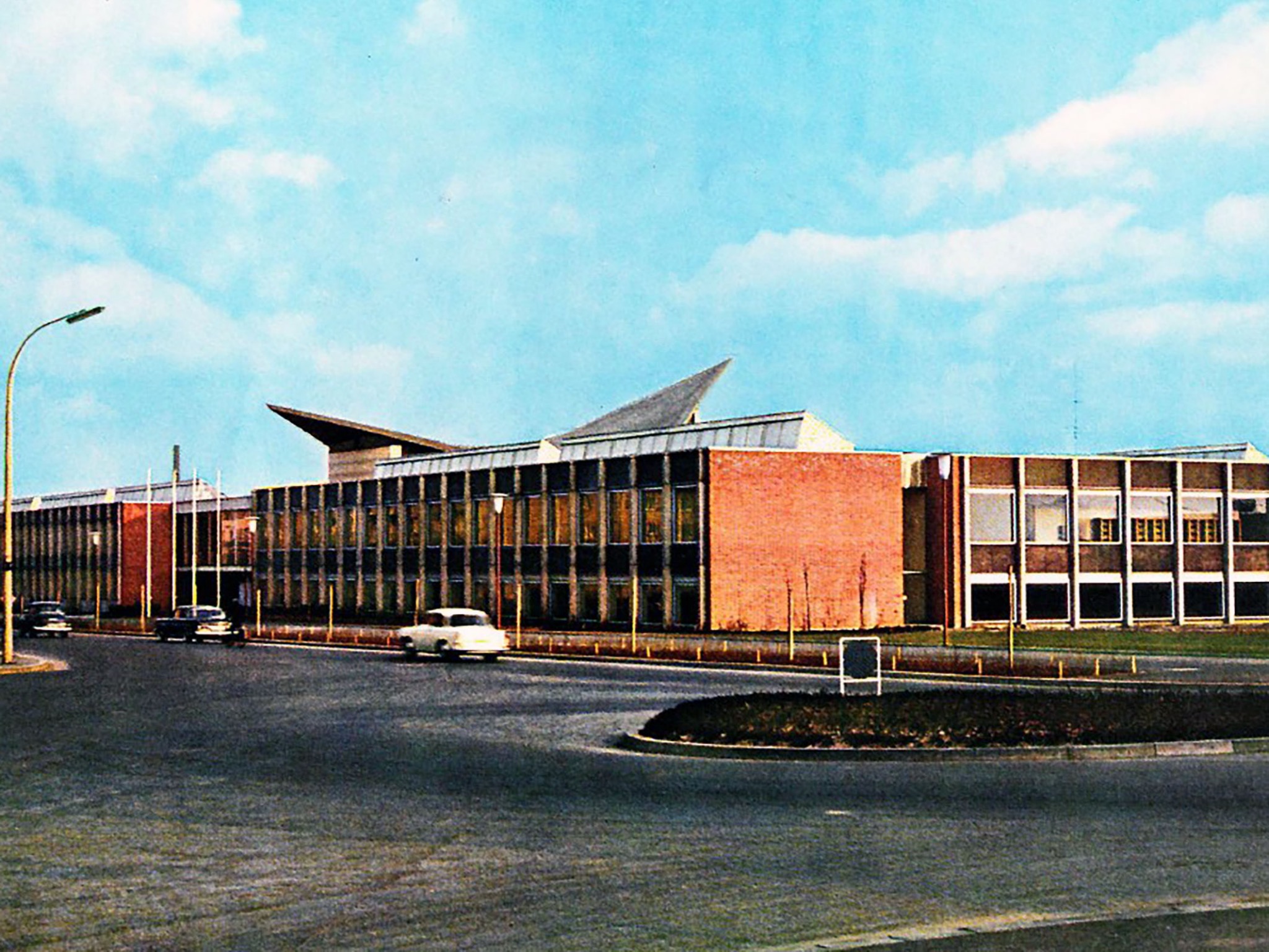 Foto des charakteristischen Gebäudes in der Ignaz- Schön-Straße 11 aus der Chronik des Balthasar- Neumann-Polytechnikums am Standort in Schweinfurt 1963. Foto: FHWS-Archiv