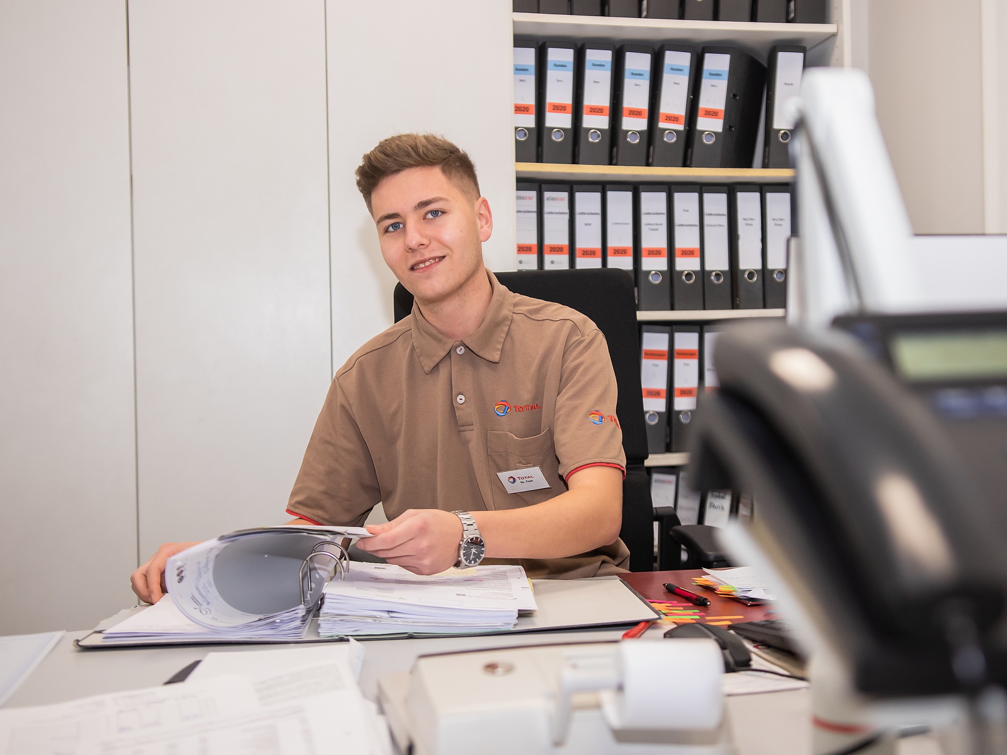 Neumann-EInzelhandelkaufmann-frau Mit Kevin bleibt niemand allein an der Tankstelle. Der 21-Jährige absolviert eine Ausbildung zum Einzelhandelskaufmann im Autohaus Neumann. Foto: Silvia Gralla