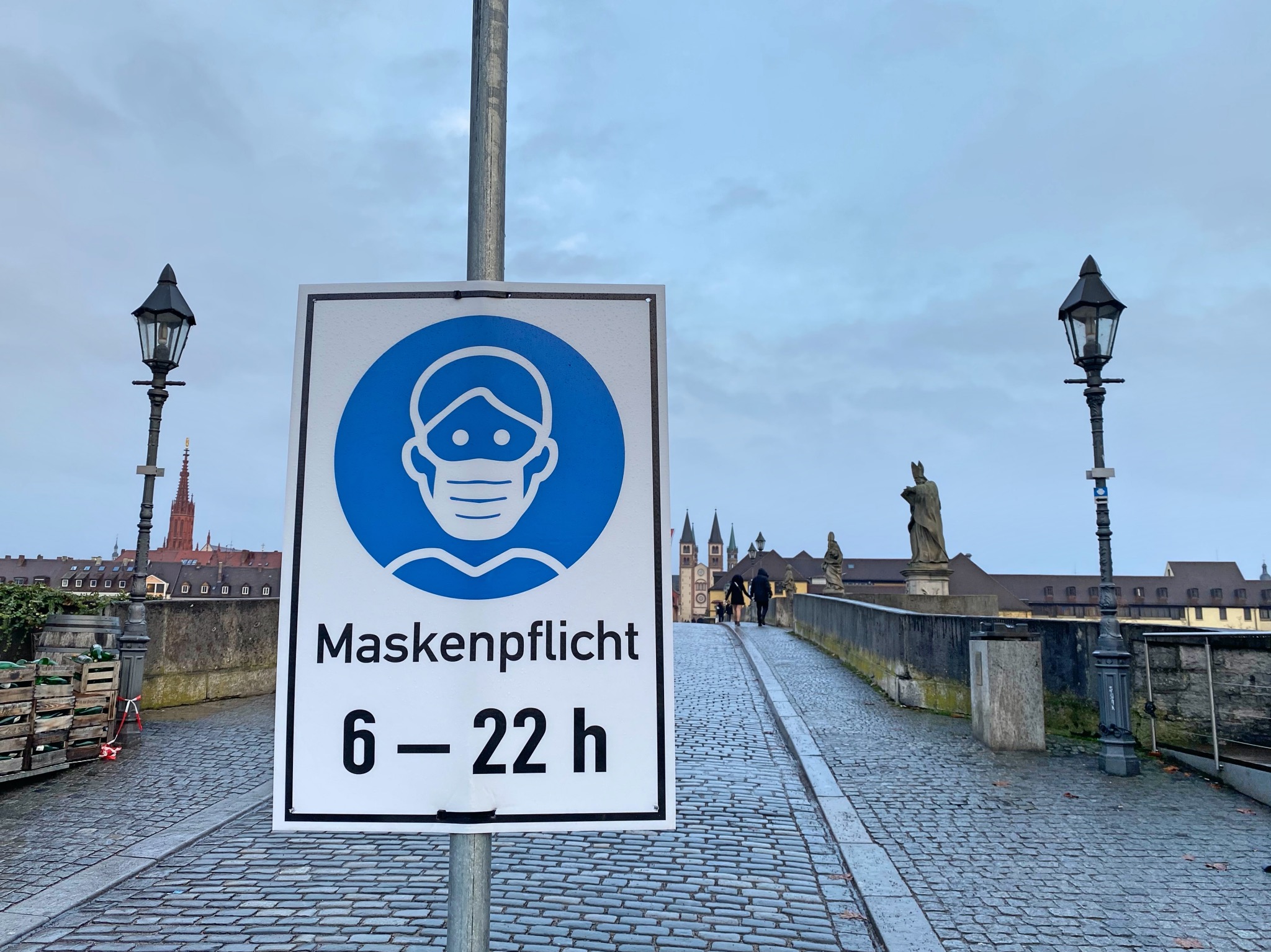 Maskenpflicht_Alte Mainbrücke Maskenpflicht auf der Alten Mainbrücke. Foto: Jessica Hänse