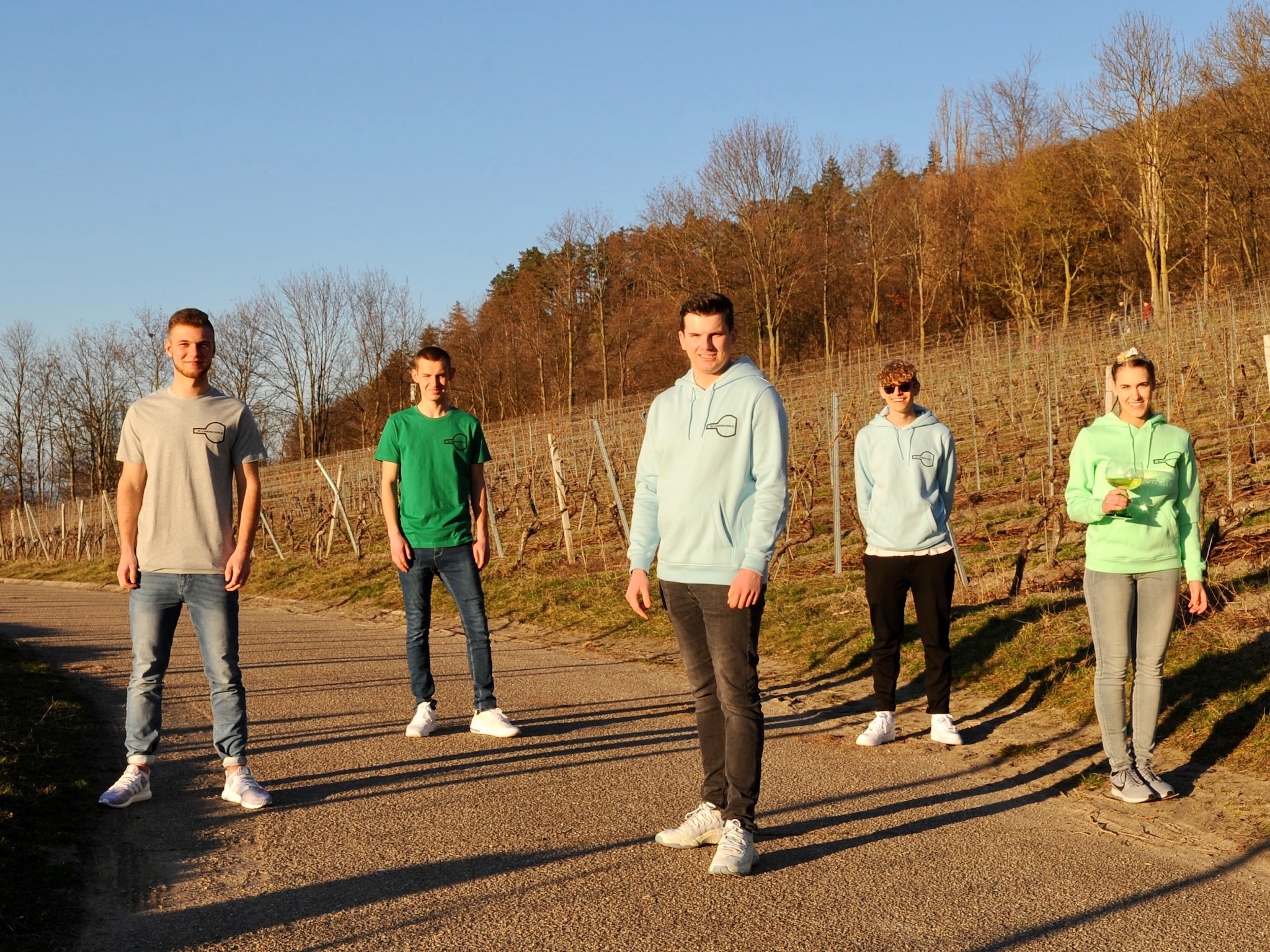 Gruppenfoto_Silvanerschorle Elias (Mitte) und Freunde beim Shooting zu aktuellen Kollektion von „Silvanerschorle". Foto: Elias Plömpel