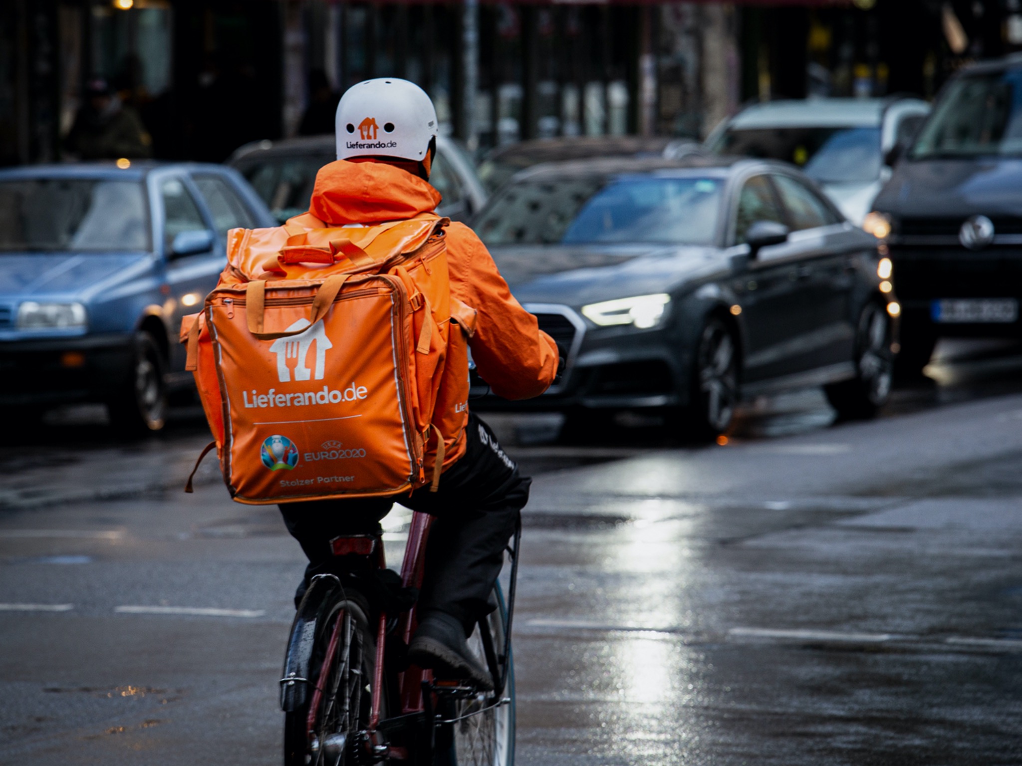 Lieferando-Fahrer_Symbol Bei Wind und Wetter unterwegs: Fahrrad-Kuriere bei Lieferando arbeiten zu niedrigen Löhnen und unter hoher Belastung, kritisiert die Gewerkschaft NGG. Foto: NGG
