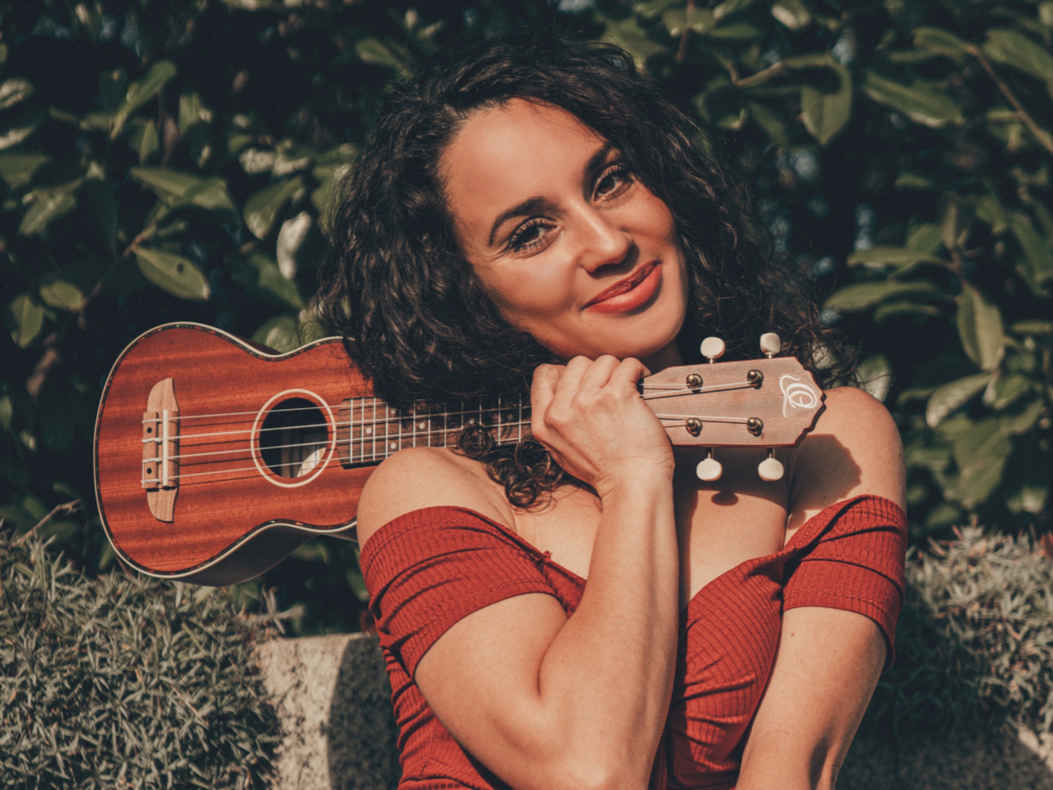 Lika aka. SmallCurlyFry mit ihrer Ukulele. Foto: @lukas_s._photography (IG).