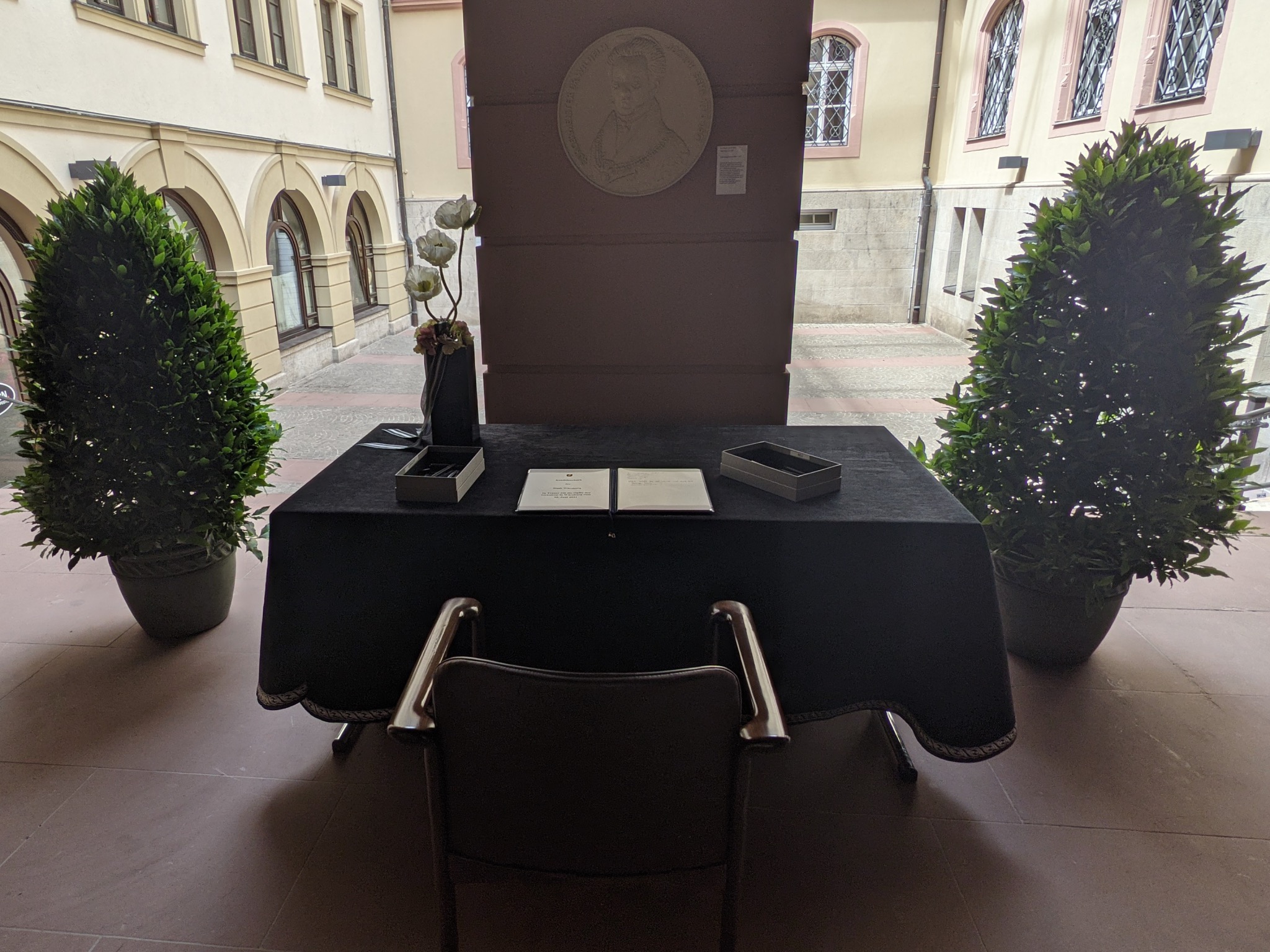Im Rathaus liegt ein Kondolenzbuch aus. Foto: Würzburg erleben