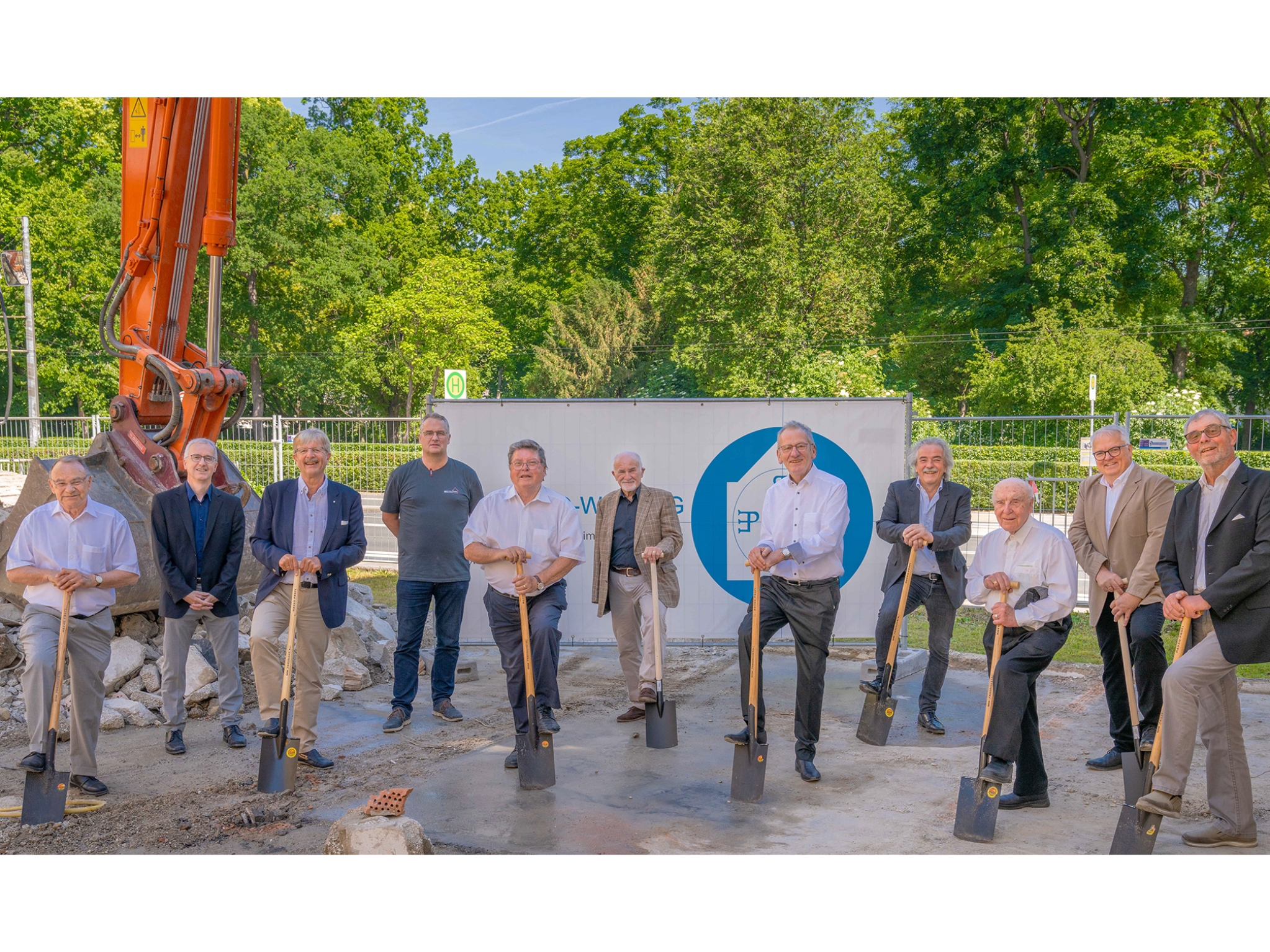 Den Start für das Projekt des St. Bruno-Werks Neutorstraße 14a gaben mit dem Spatenstich Vorstand Manfred Bätz, Projektleiter Johannes Zull, Aufsichtsrat Prof. Christian Baumgart, Joachim Broller (Projektleitung Hochbau Bindrum Bauunternehmen), Aufsichtsratsvorsitzender Dr. Adolf Bauer, Aufsichtsräte Bruno Greier und Dr. Jürgen Lenssen, Michael Hetterich (Hetterich Architekten), Ehrenvorsitzender Karl Stahl, Matthias Hetterich (Hetterich Architekten) und Vorstand Siegfried Issig. Foto: xtrakt media/ Lukas Seufert