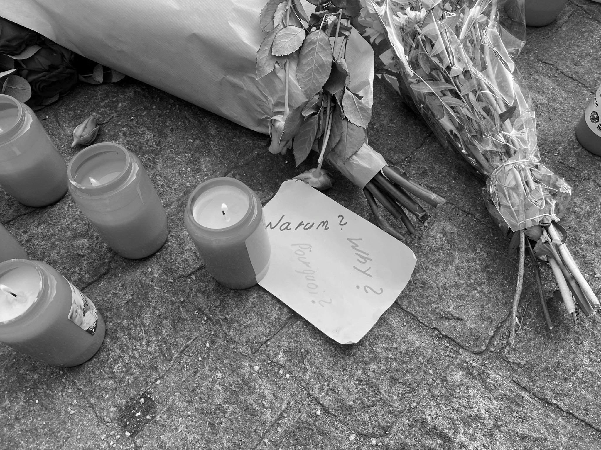 Trauer Barbarossaplatz_SW Trauer und Fassungslosigkeit über die Geschehnisse. Symbolfoto: Jessica Weiß