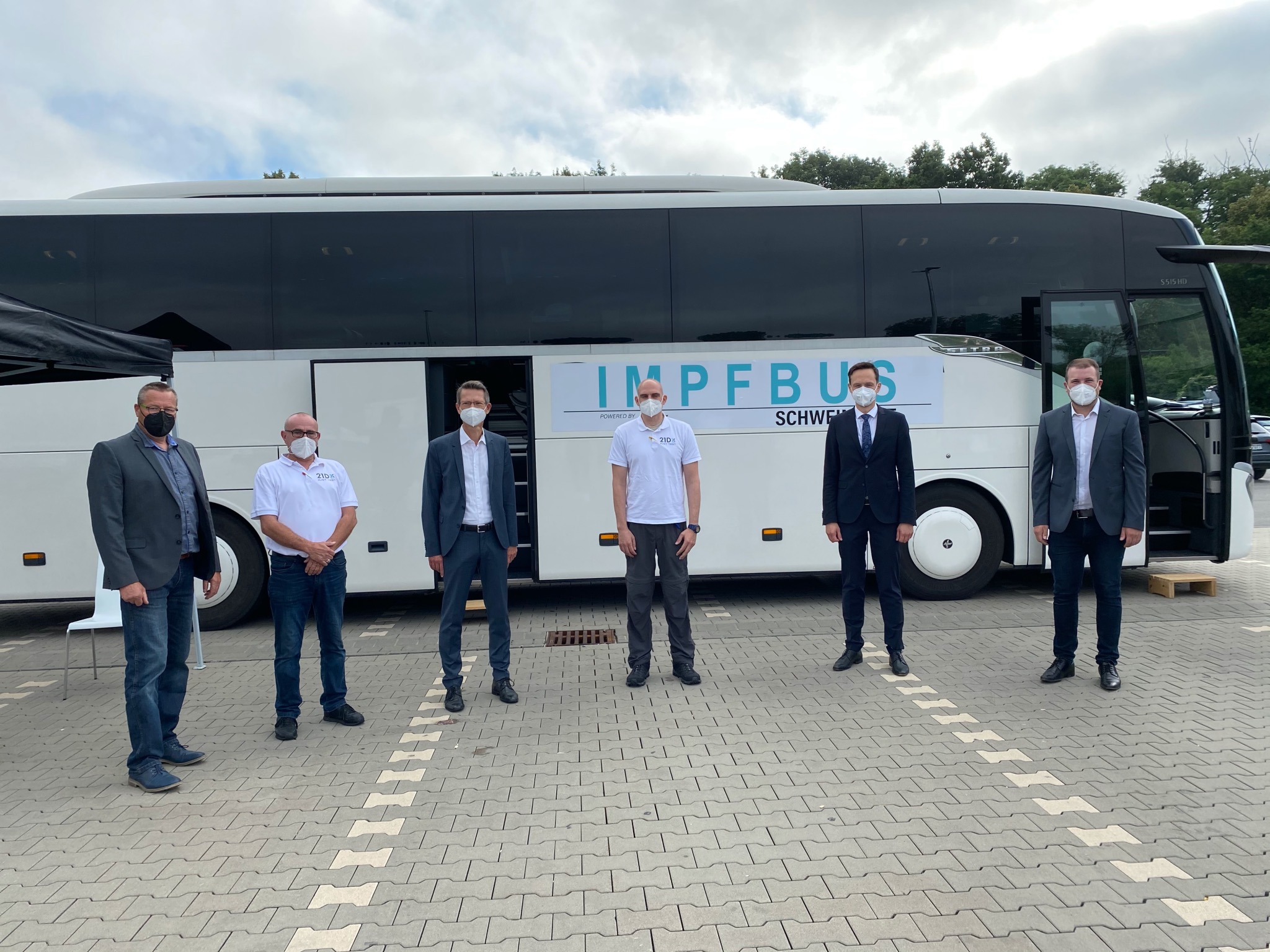 Erfolgreicher Start von Impfbus Im Bild von rechts nach links: Stefan Rottmann, Bürgermeister Schonungen, Landrat Florian Töpper, Daniel Orso, Firma 21Dx GmbH, Oberbürgermeister Sebastian Remelé, Thilo Koch, Firma 21 Dx GmbH, Jürgen Geist, Zweiter Bürgermeister Schonungen. Foto: Stadt Schweinfurt, Kristina Dietz