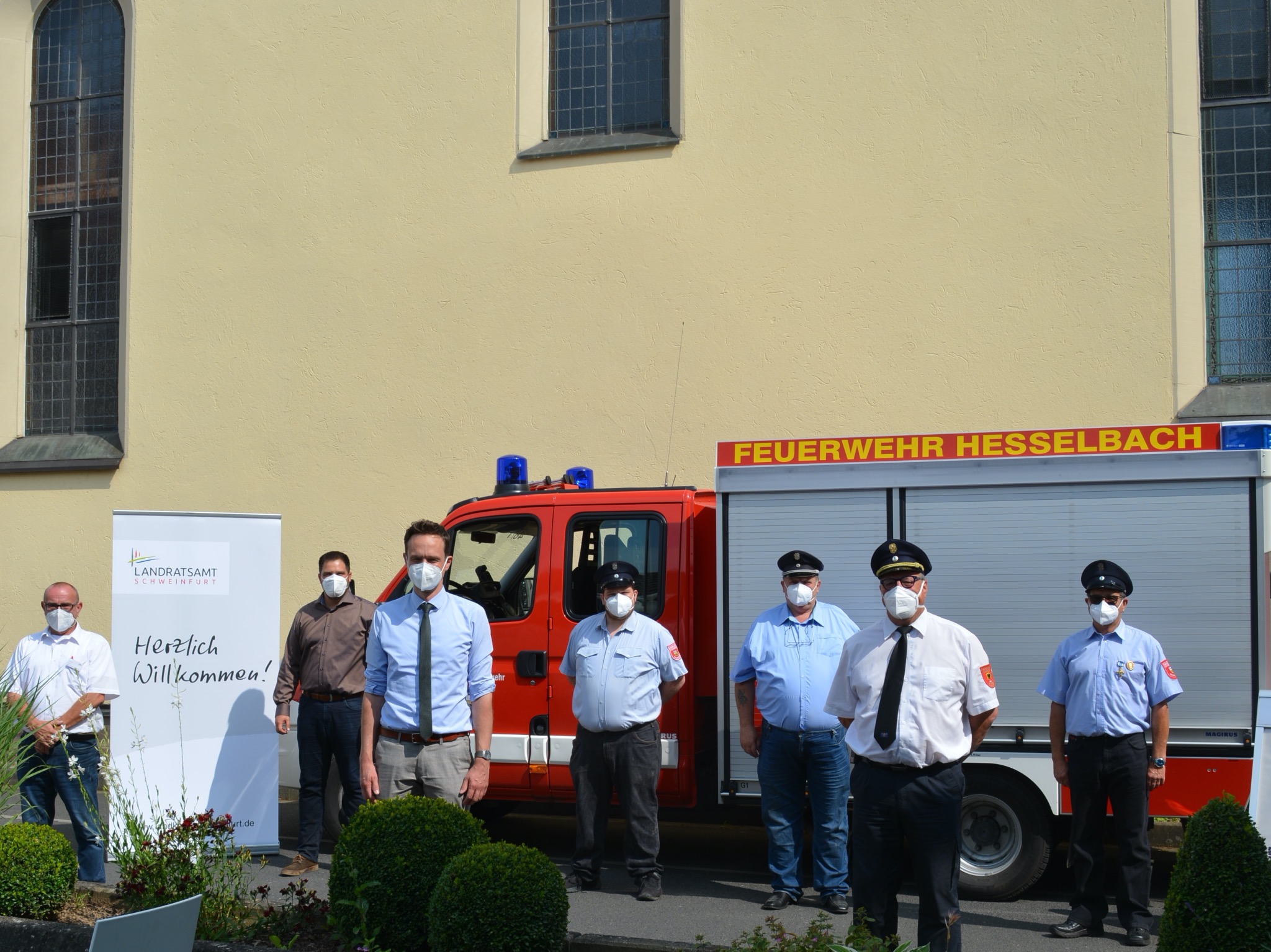 Im Bild von links nach rechts: Tilo Koch, Mitarbeiter bei der Firma 21Dx GmbH; Johannes Grebner, Erster Bürgermeister der Gemeinde Üchtelhausen; Landrat Florian Töpper; Michael Heppt, Feuerwehr Hesselbach; Wolfgang Heppt, 1. Kommandant Feuerwehr Hesselbach; Kreisbrandrat Holger Strunk sowie Dieter Weimann, Feuerwehr Hesselbach. Foto: Melina Bosbach/Landratsamt Schweinfurt