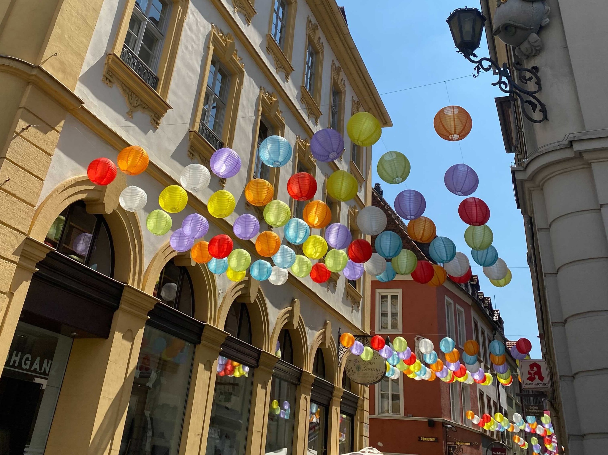 Schustergasse_Lampions Bunte Lampions in der Schustergasse. Foto: Katharina Kraus