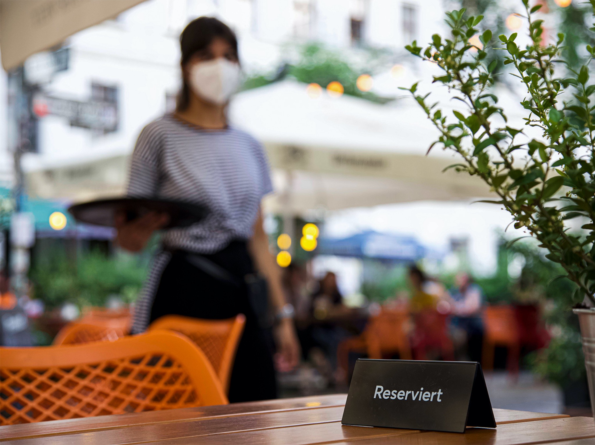 Servicekraft Gaststätte Servicekraft händeringend gesucht: Viele Hotels und Gaststätten finden aktuell kein Personal – weil während der Lockdowns ein großer Teil der Beschäftigten die Branche verlassen hat. Foto: NGG