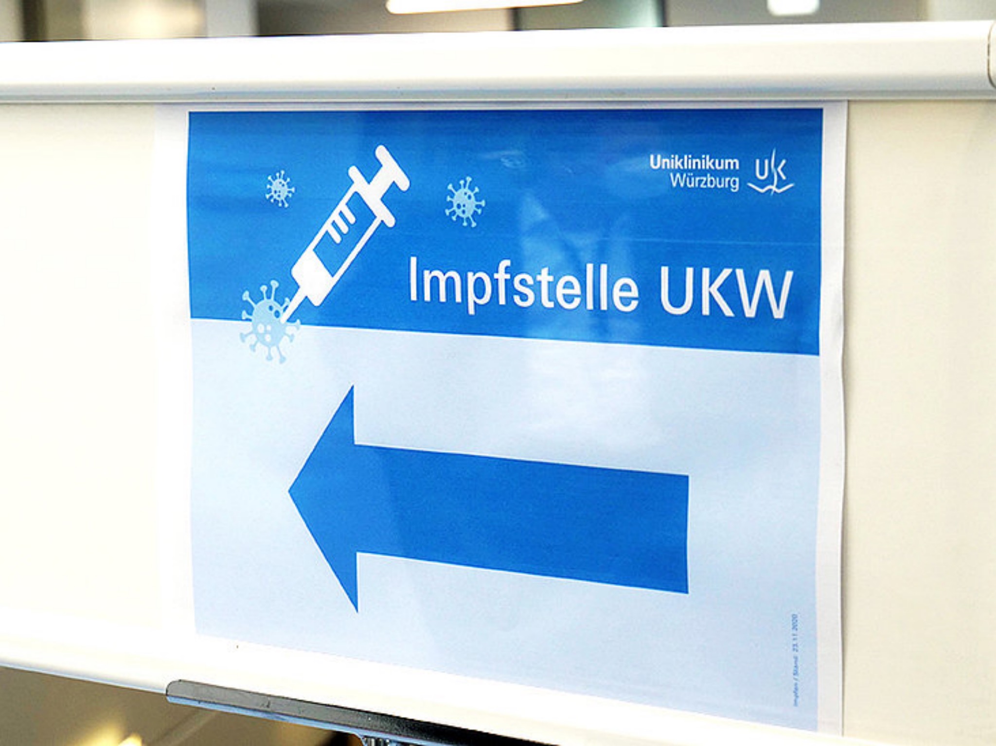 impfkampagne-Uni Da geht's lang zur Impfstelle für die Beschäftigten - und jetzt auch Studierenden - der Universität Würzburg gegen Covid-19. Foto: Gunnar Bartsch / Universität Würzburg