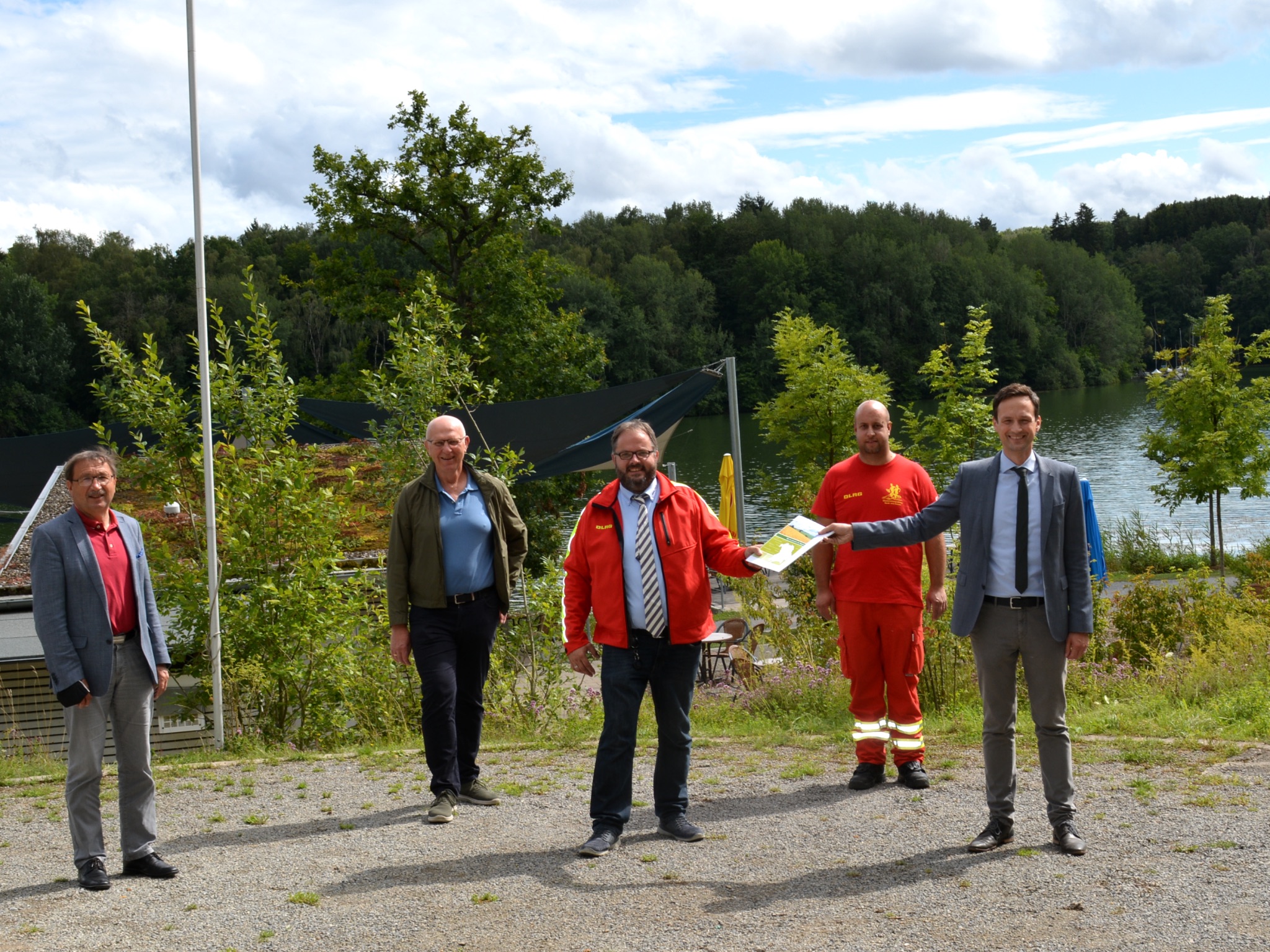 EllertshaeuserSee_LEADER v.l.: Erster Bürgermeister Friedel Heckenlauer (Stadtlauringen); Wolfgang Fuchs, LEADER-Koordinator für Unterfranken, Amt für Ernährung, Landwirtschaft und Forsten Bad Neustadt a. d. Saale; René Wagenhäuser, Dominik Schubert (beide DLRG OV Schonungen); Landrat Florian Töpper (LAG-Vorsitzender) Foto: Johanna Böhm/Landratsamt Schweinfurt