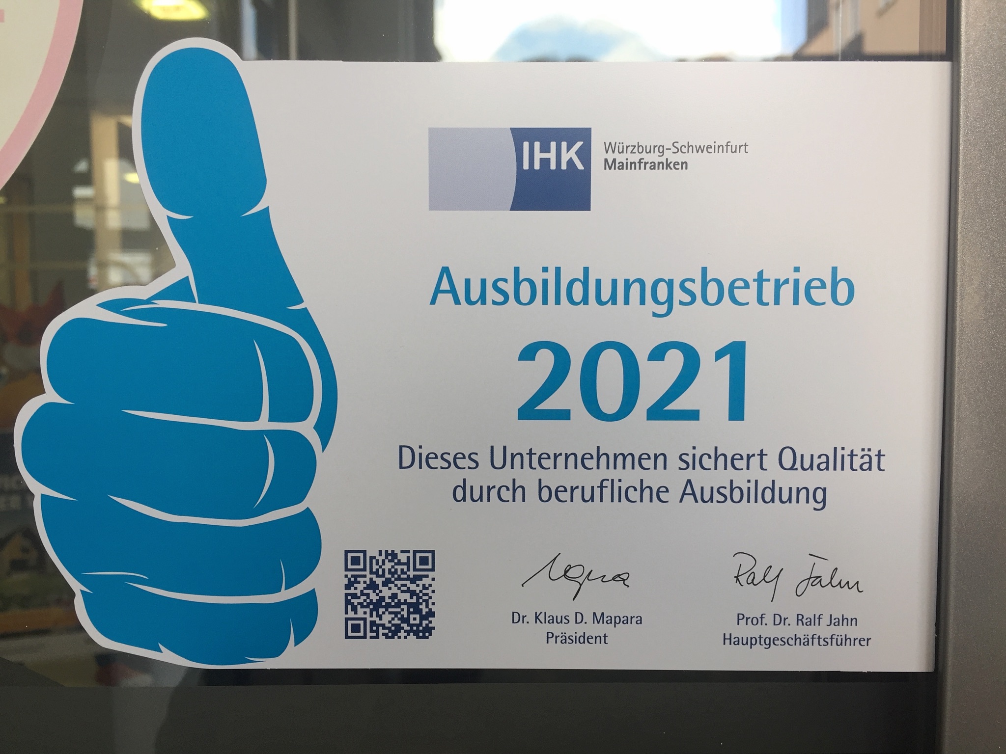 Die Raiffeisenbank Höchberg wurde von der IHK Würzburg-Schweinfurt zum Ausbildungsbetrieb 2021 ausgezeichnet! Foto: Laura Göpfert