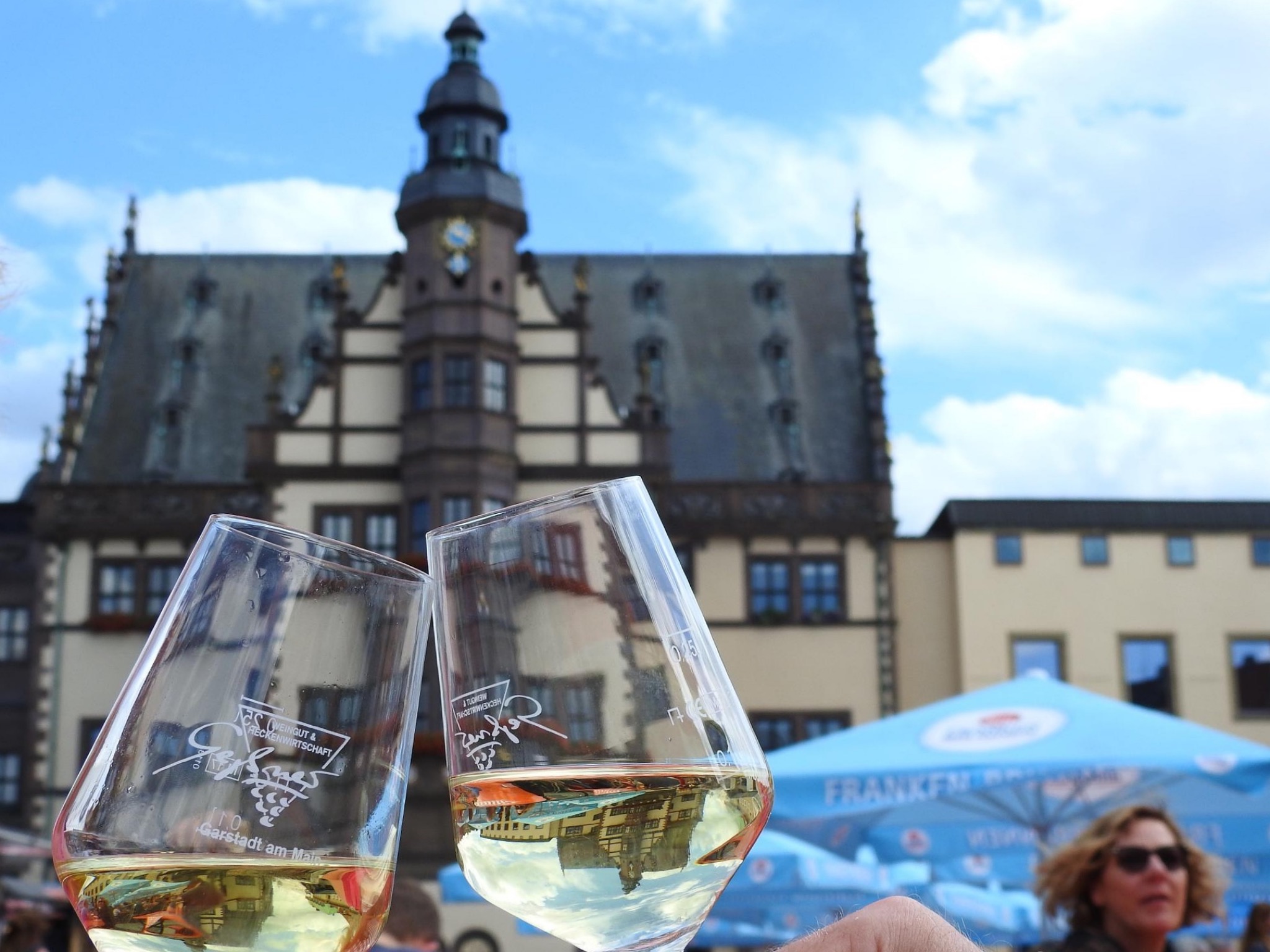 Weinfest_Schweinfurt Einen Schoppen auf dem Marktplatz genießen. Foto: Dirk Flieger