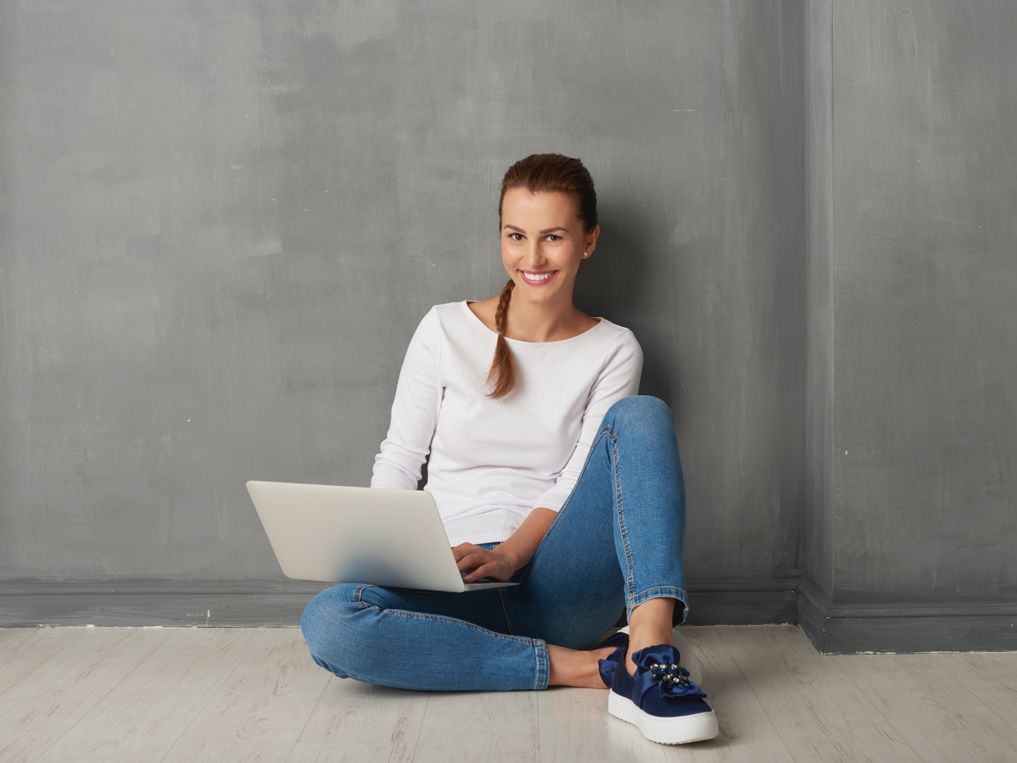 Young woman with laptop Die digitale Jobmesse der Main-Post lässt sich bequem per Laptop, PC, Smartphone oder Tablet besuchen. Rund um die Uhr natürlich. Foto: Gettyimages