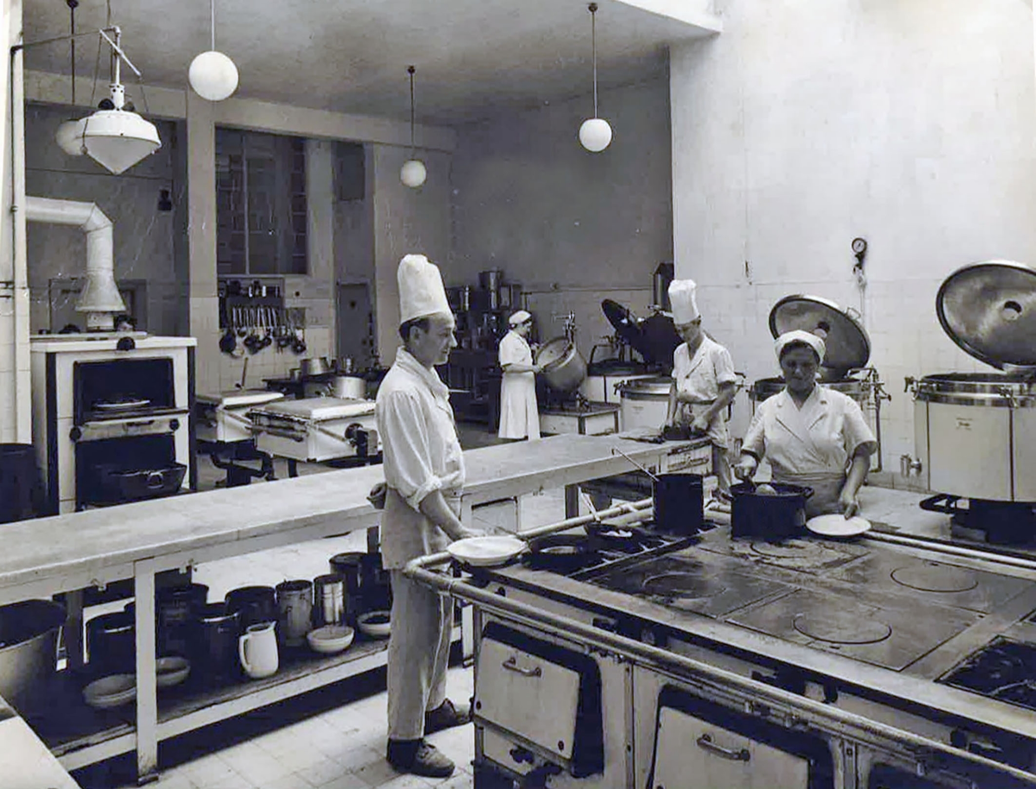 Küche Burse_1967 Die Burse des Studentenwerkes 1967: So sah deren Küche vor gut fünfzig Jahren aus. Foto: Studentenwerk Würzburg