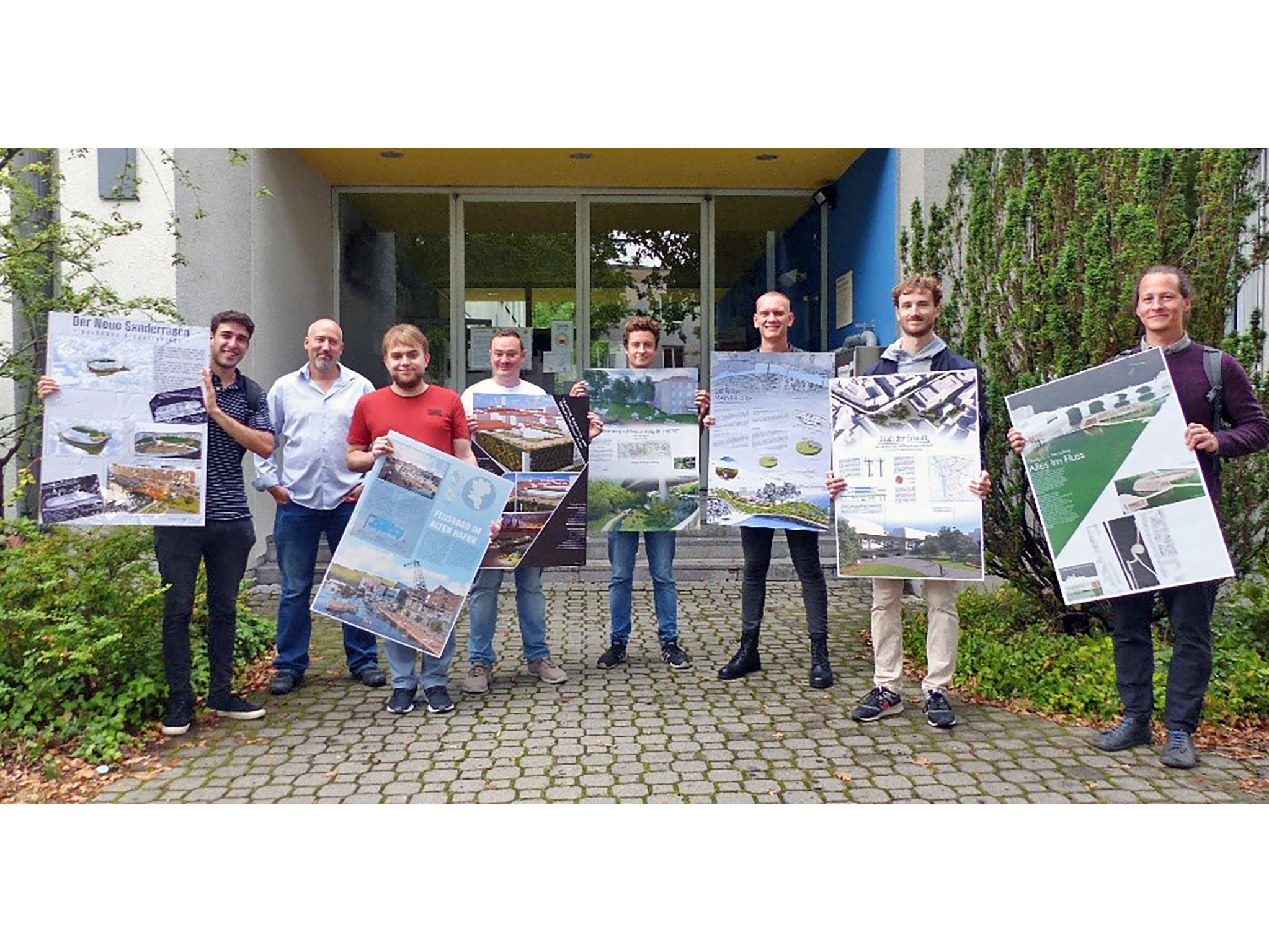 Stadtentwicklung_FHWS Die Studierenden zeigten ihre Entwürfe für Würzburg, die im Projekt mit dem Dozenten Stefan Sauer (2.v.l.) entstanden sind. Foto: Anja Legge