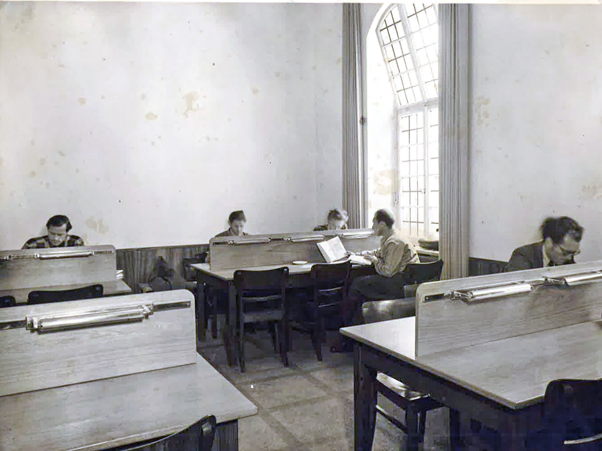 Keine Ablenkung: Einblick in den Studienraum der fünfziger Jahre mit Tischen, Stühlen, Lampen. Foto: Studentenwerk Würzburg