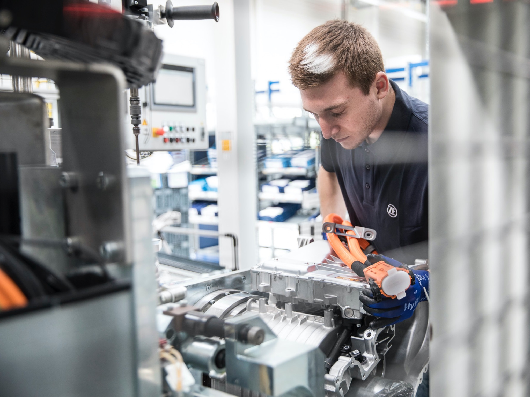 Mitarbeiter:innen bei ZF in Schweinfurt profitieren von einem Qualifizierungsprogramm. Foto: Dominik Gigler