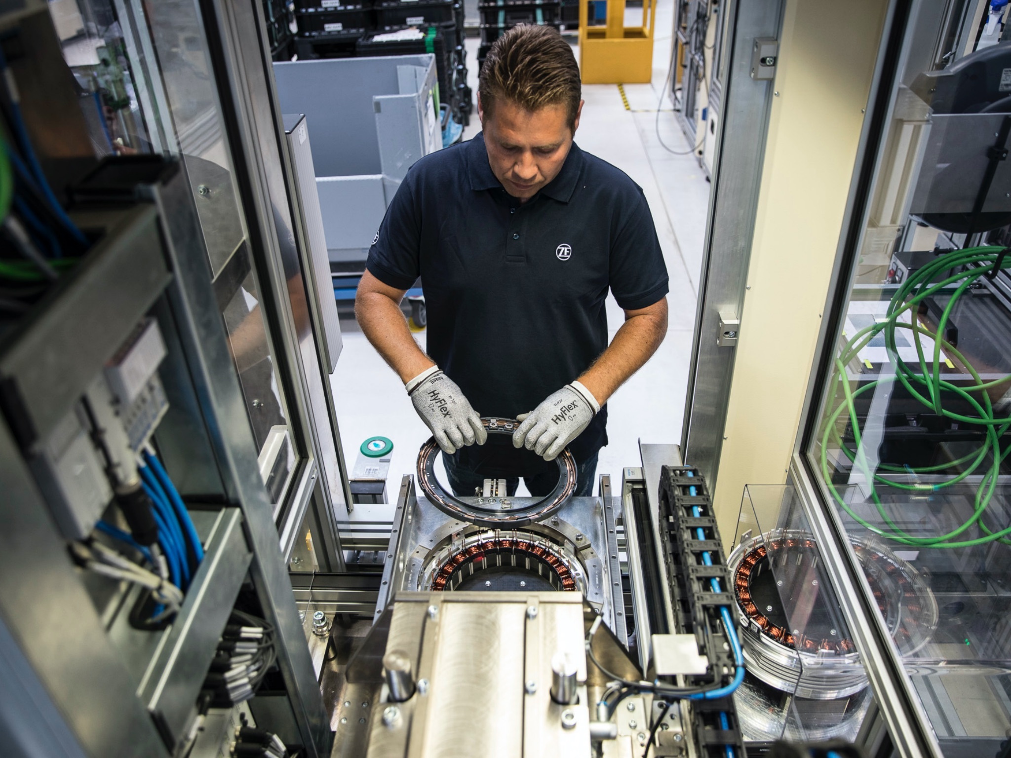 ZF, Schweinfurt, Division E, E-Mobility ZF produziert in Schweinfurt auf unterschiedlichen Produktionslinien Teile für die zunehmend elektrifizierte Automobilindustrie. Foto: Dominik Gigler