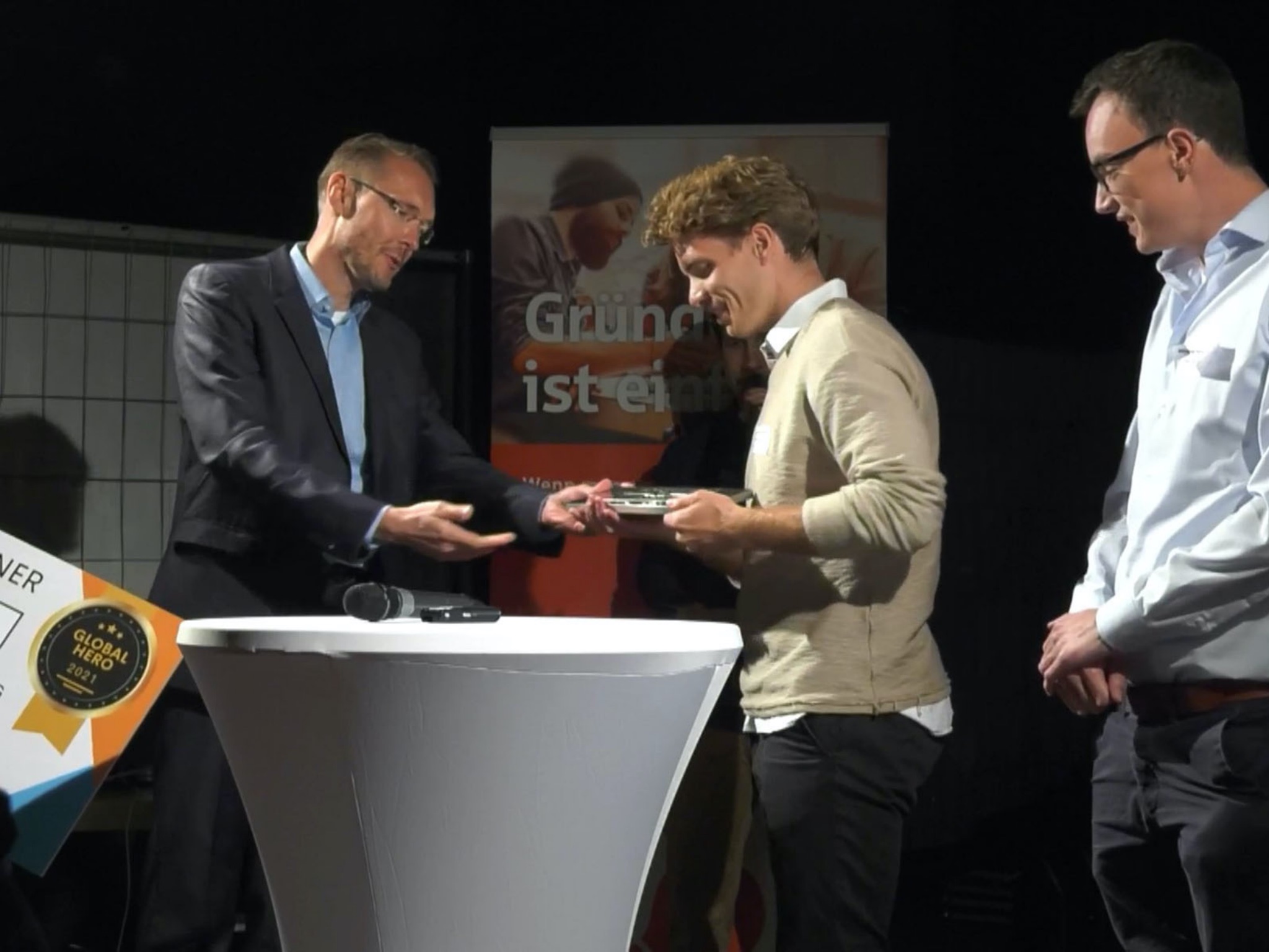 Preisuebergabe_StartUp-Preis Das Team von „WeSort.AI“ wurde mit dem Würzburger Start-Up-Preis ausgezeichnet. Foto: Screenshot Video, Würzburg AG