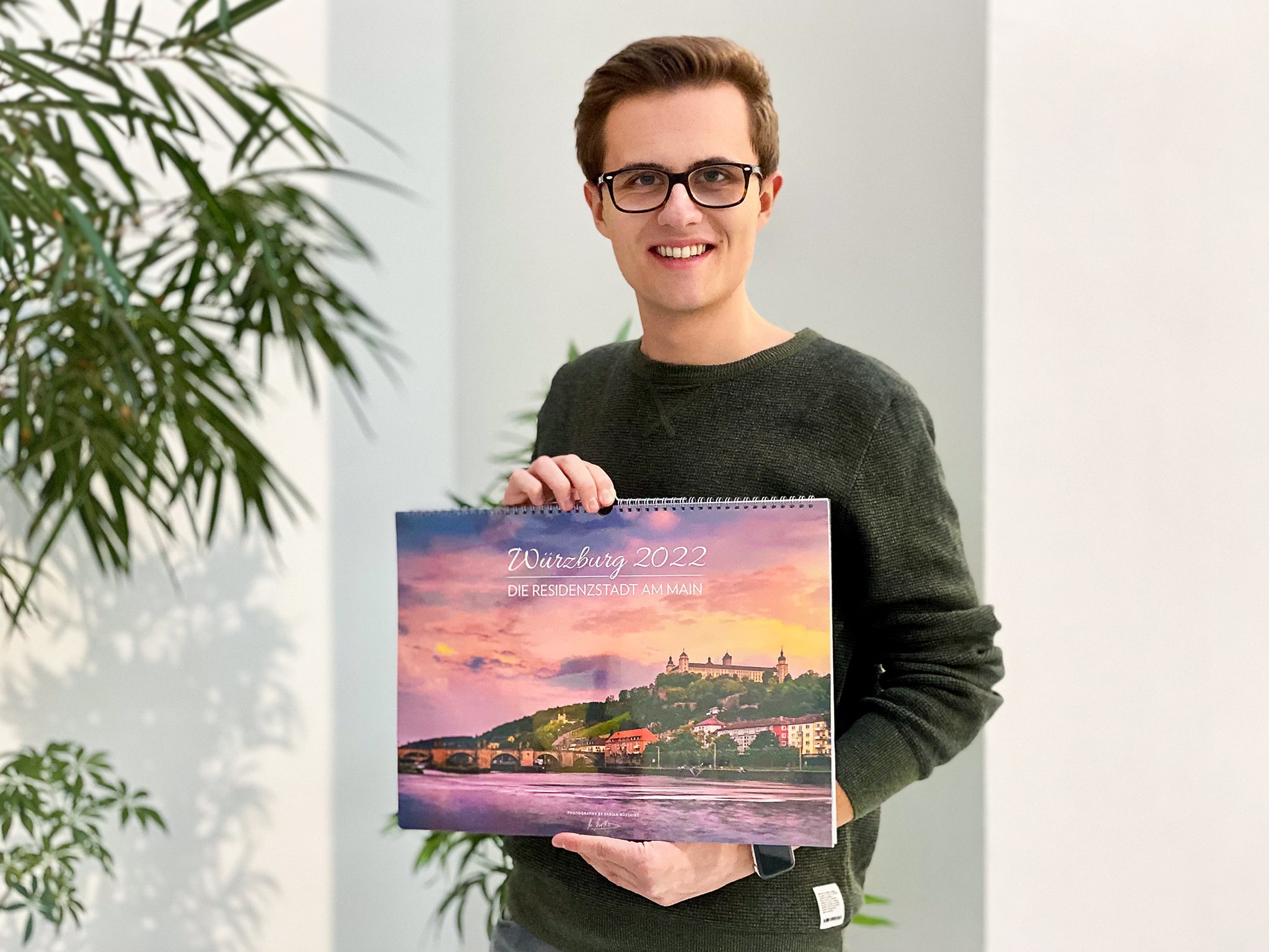 Fabian-Rosshirt-Wuerzburg-Kalender-2022 Fabian Roßhirt mit seinem neuesten Würzburg Kalender für 2022. Foto: Fabian Roßhirt