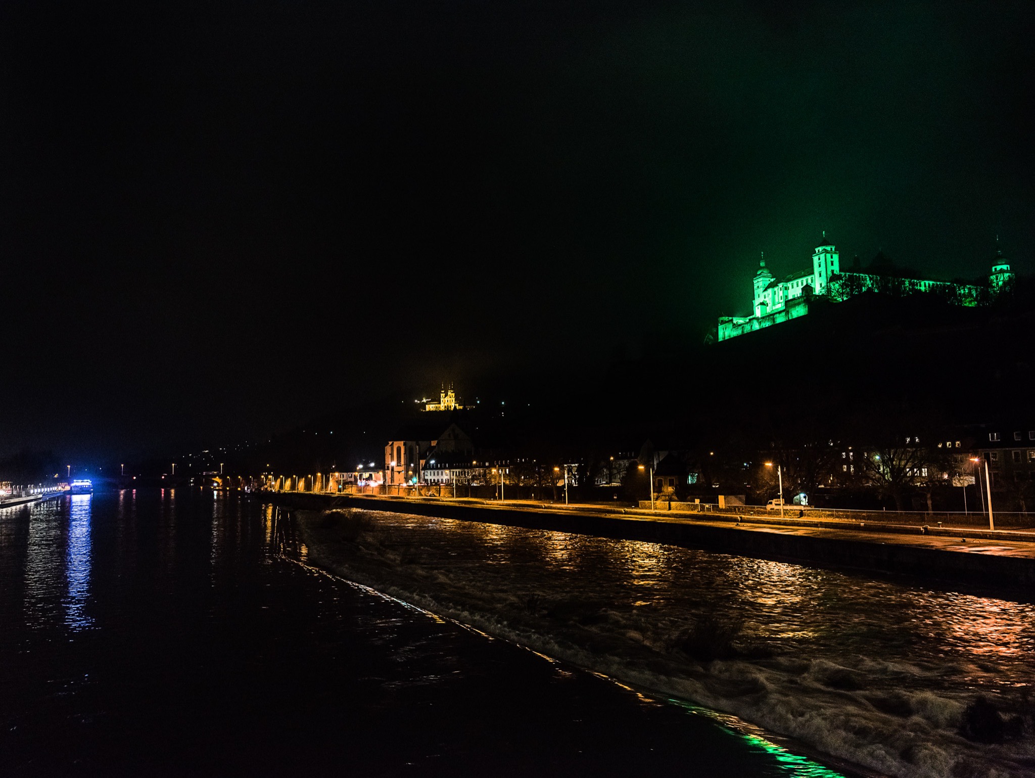 Festung-Gruen Als Zeichen gegen die Todesstrafe leuchtet die Festung grün. Foto: Pascal Höfig