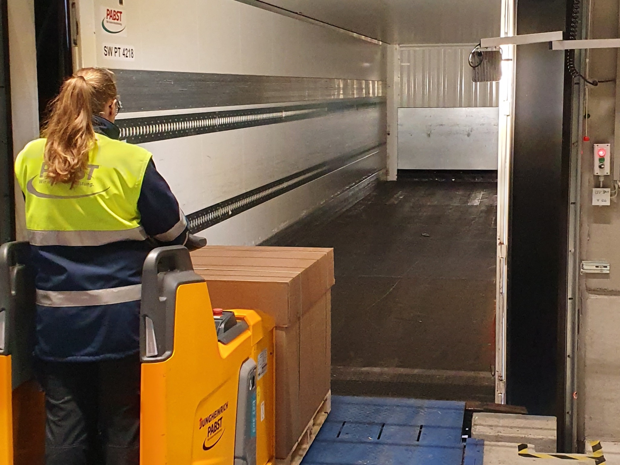 Waren werden mit der Ameise verladen. Foto: Pabst Transport