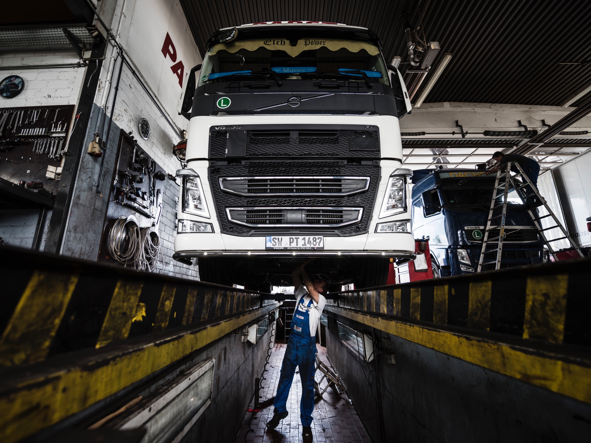 Als KFZ-Mechatroniker muss man auch LKWs reparieren. Foto: Pabst Transport
