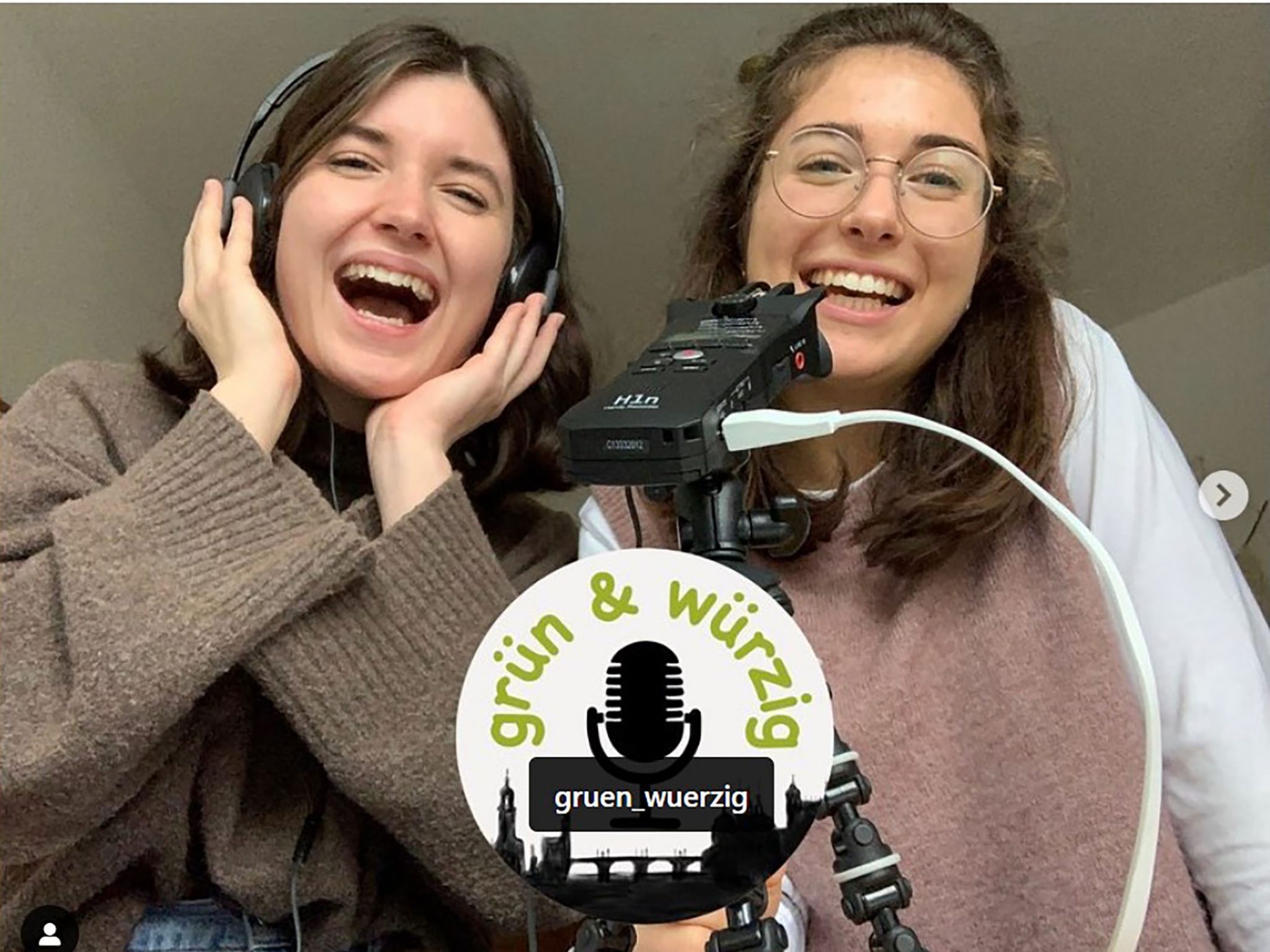 FHWS-Podcast (1) (von li.) Hannah Schaffert und Clara Schwinn sowie weitere zehn Studentinnen gewinnen beim Wettbewerb „Mach Dein Radio“ den 1. Preis in der Kategorie „Besser leben“ der Campus-Radios. Foto FHWS / Schaffert, Schwinn