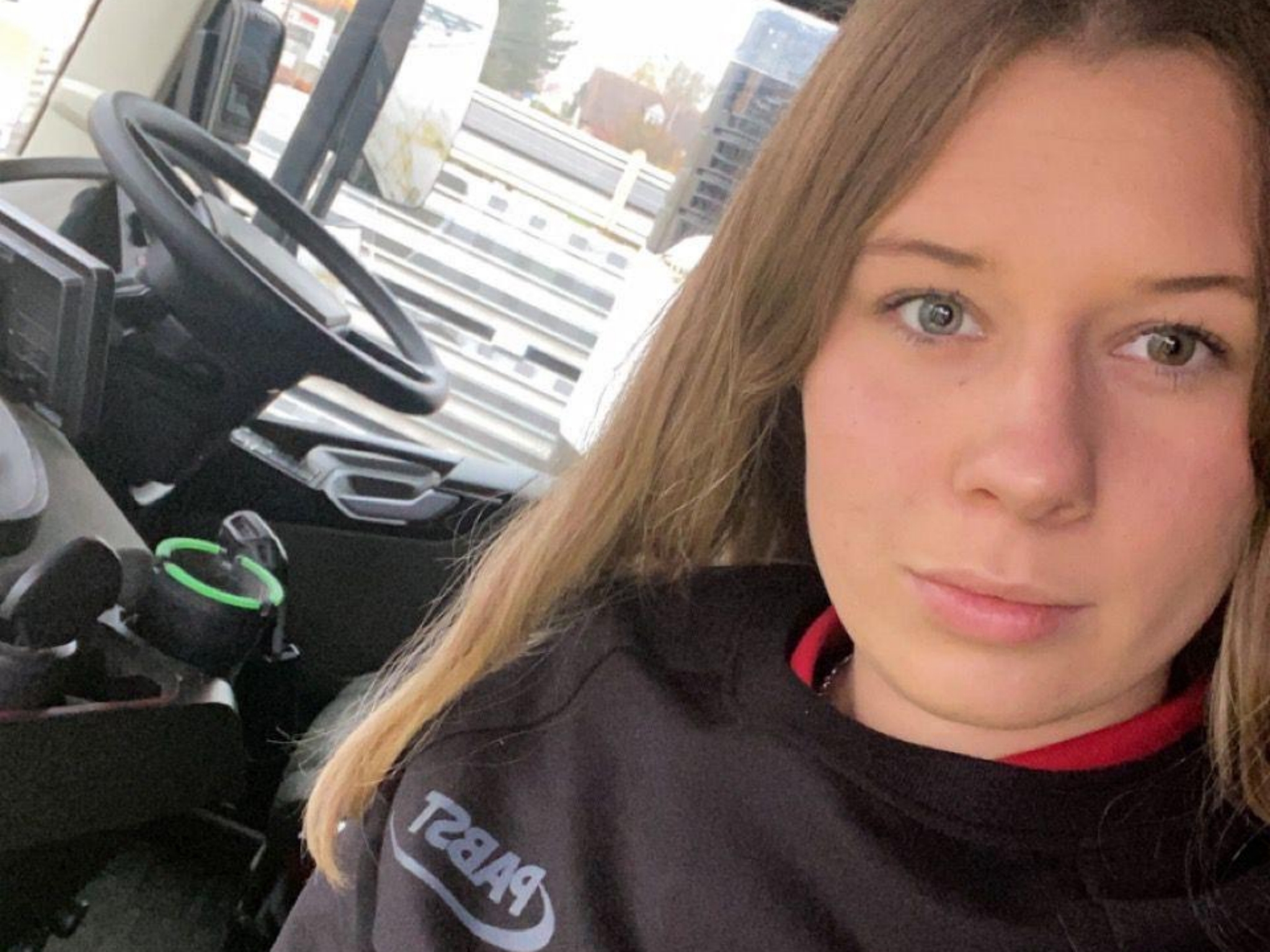 Mit ihrem Schulungsfahrer geht es für Lara auf Tour. Foto: Pabst Transport