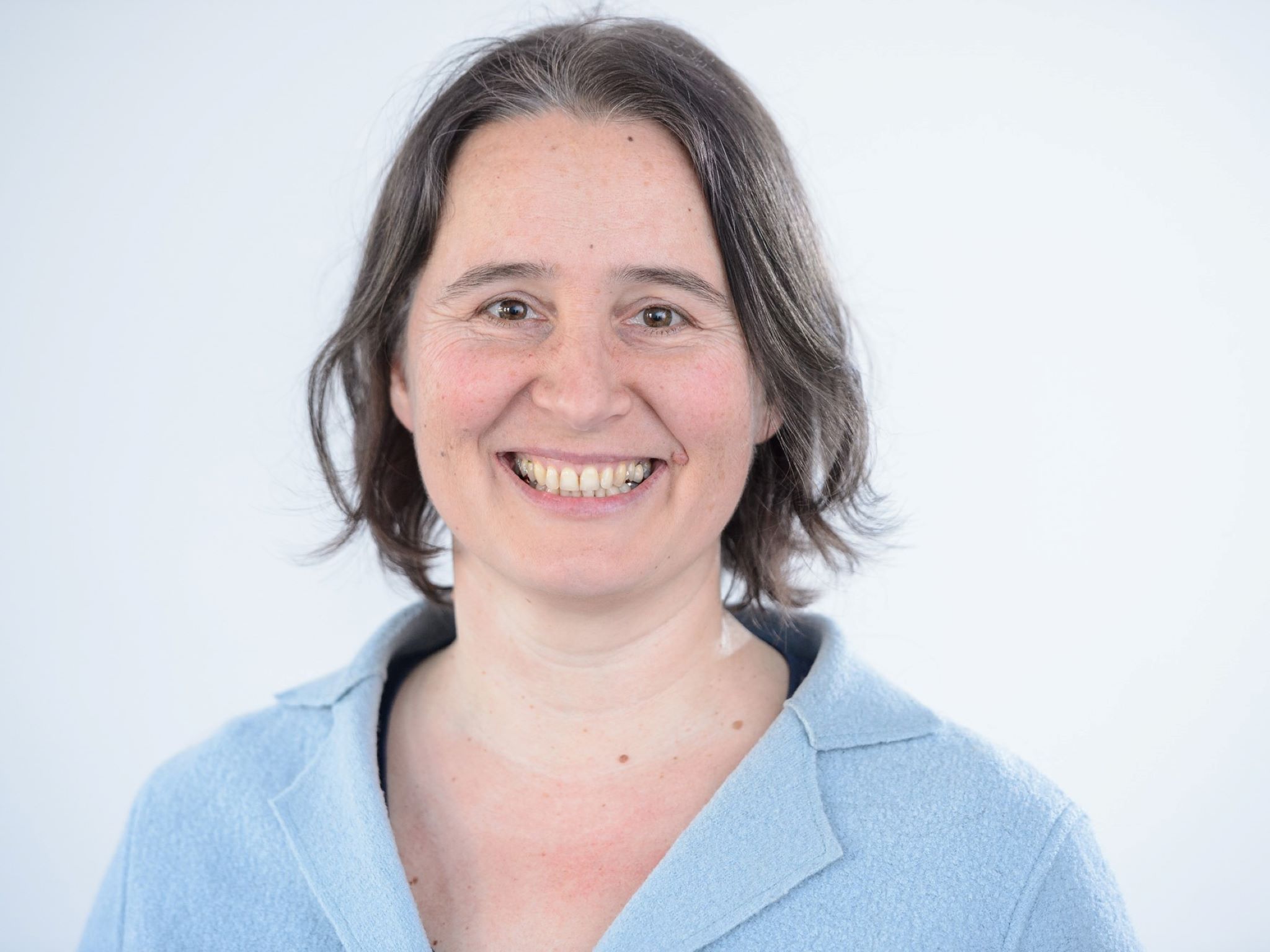 Prof. Dr. Ildikó Gágyor vom Institut für Allgemeinmedizin des Uniklinikums Würzburg koordiniert das Verbundforschungsvorhaben „Prednisolon und Vitamin B1, 6 und 12 bei Patient*innen mit Post-Covid-19- Syndrom – eine randomisierte kontrollierte Pilotstudie in der Primärversorgung (PreVitaCOV)“. Daniel Peter / Uniklinikum Würzburg