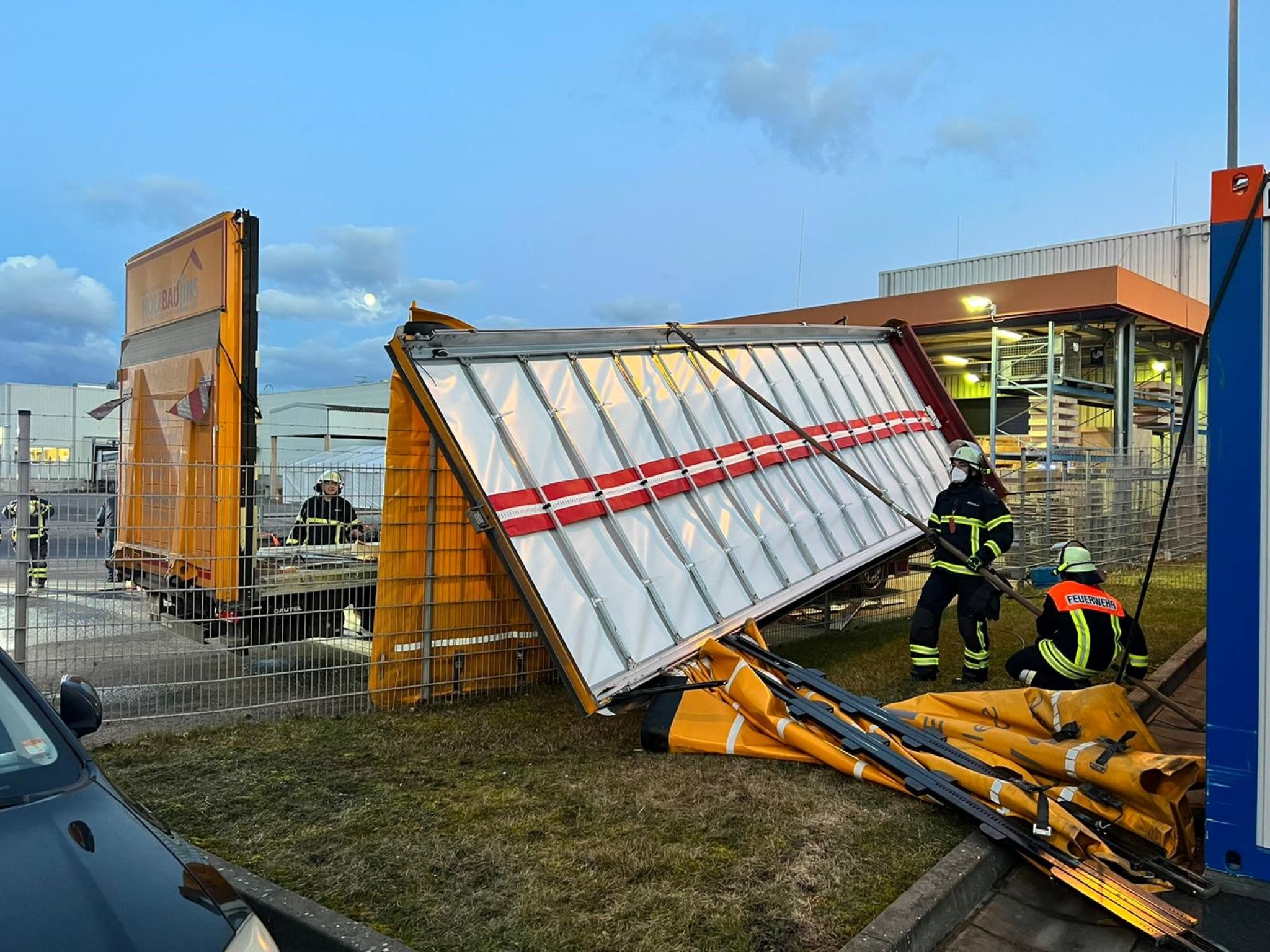 Einsatz aufgrund des Sturmtiefs: ein weggerissener Planenaufbau eines LKWs. Foto: Feuerwehr Volkach