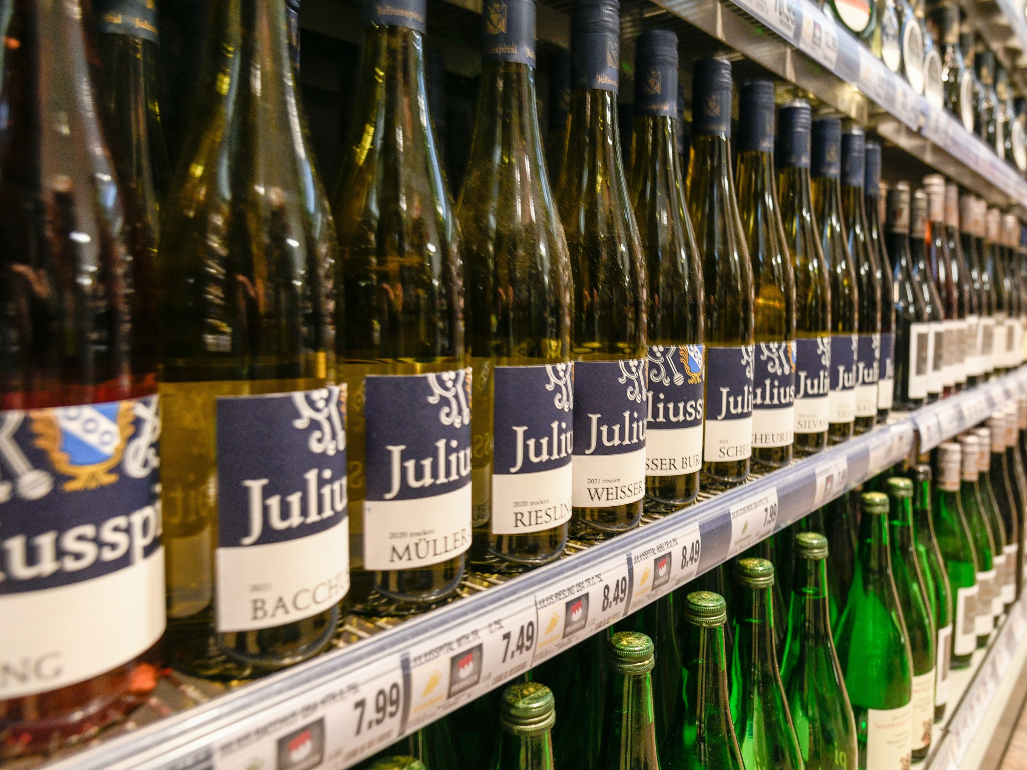 Weinflaschen_Symbol Weinflaschen im Supermarkt. Symbolfoto: Thomas Obermeier