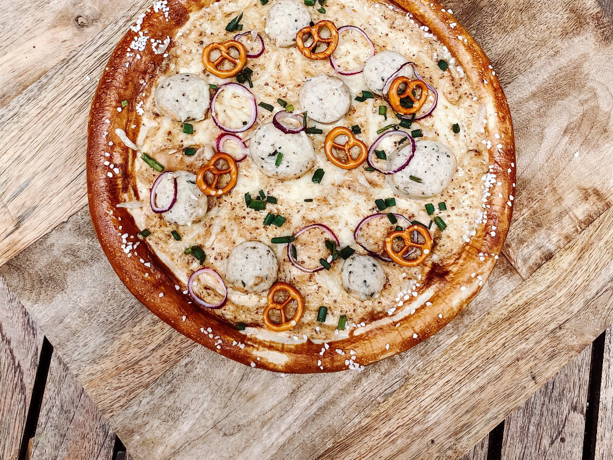 brizza – wuerzburgerleben Brezelrand, Weißwurst und Süßer-Senf-Schmand bilden die Grundlage der ersten Brizza der Welt. Erfunden wurde sie in Aschaffenburg. Foto: Effrosyni Lamprousi
