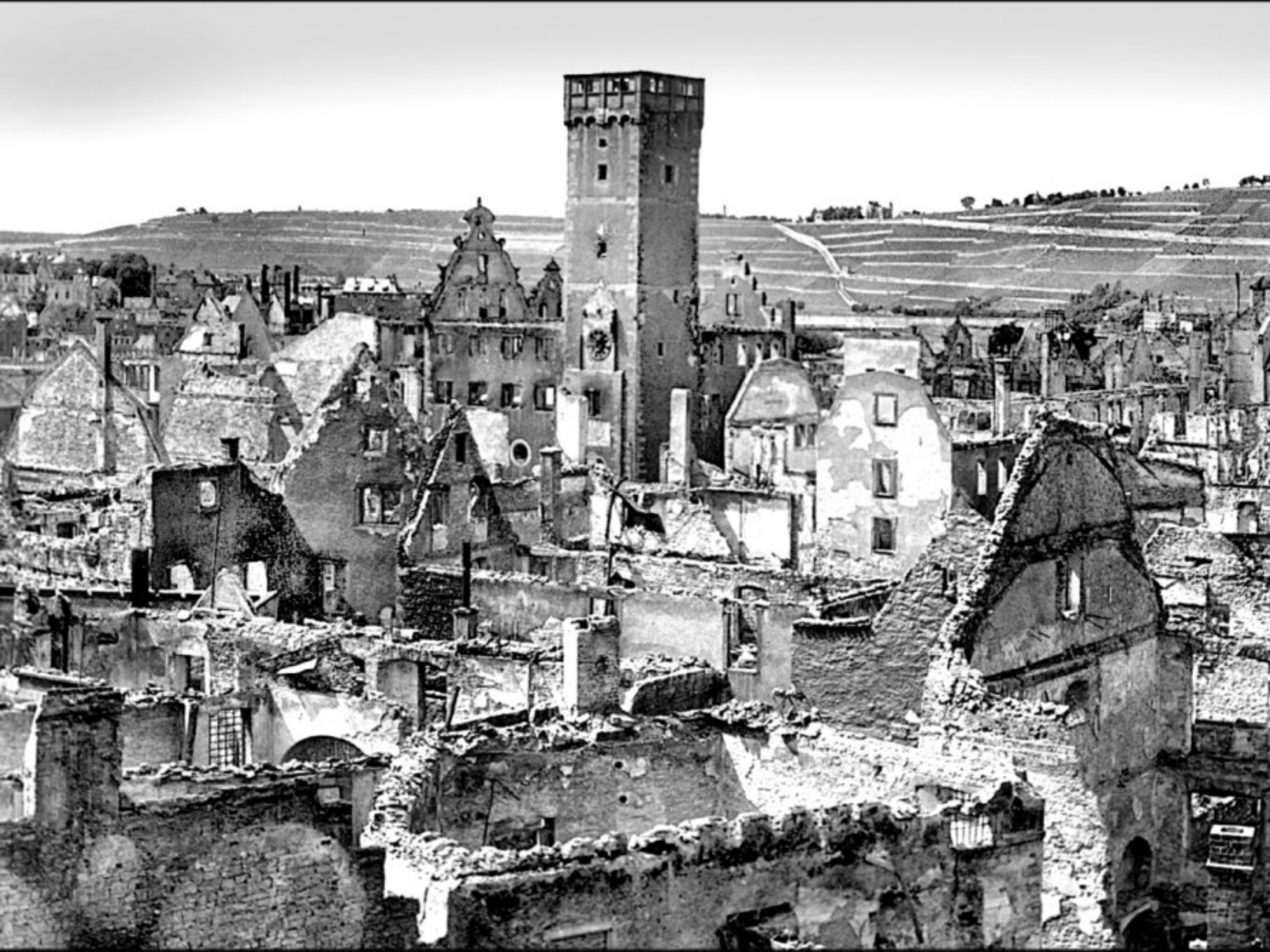 1945-Grafenckart Die zerstörte Würzburger Innenstadt nach dem 16. März 1945. Foto: Archiv Willi Dürrnagel