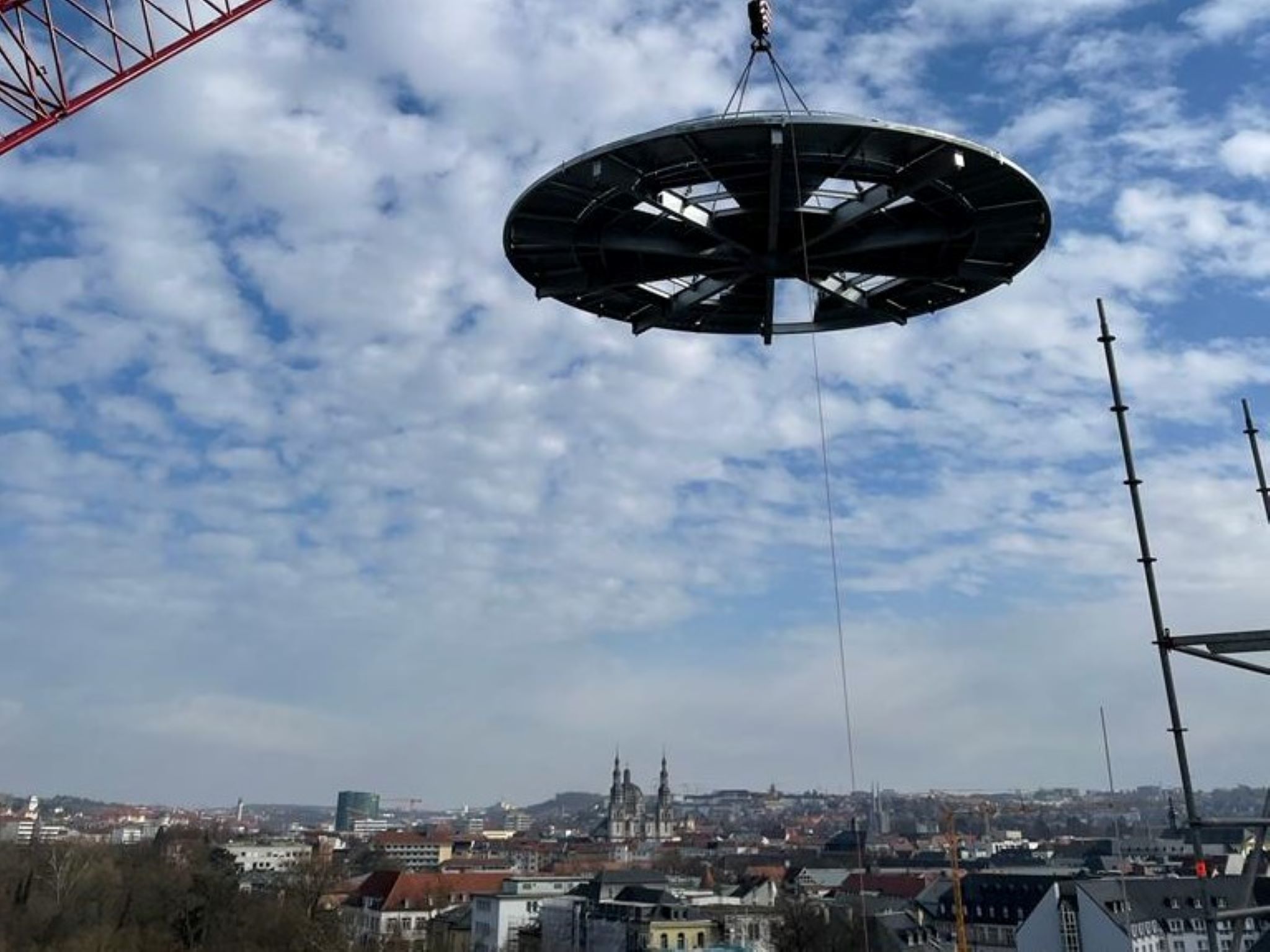 Ufo_Wartungsbühne Ein UFO? Nein: Eine Wartungsbühne, von der aus man einen Blick über die Stadt Würzburg genießt. Foto: Sven Klose, Firma PERR Stahlbau Betriebs GmbH