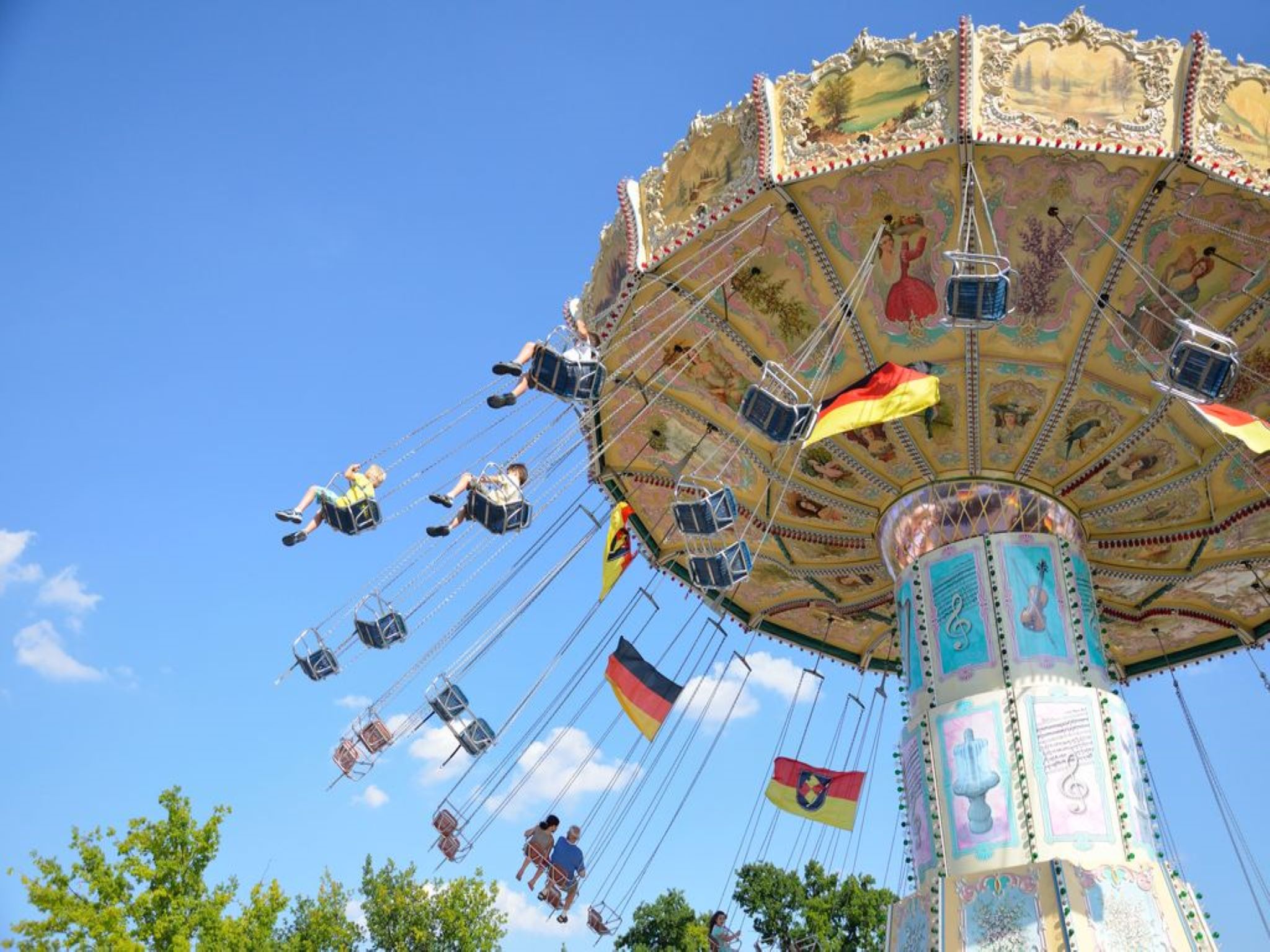 Frühjahrsvolksfest2022_wellenflieger_distel_2 Das Würzburger Frühjahrsvolksfest ist zurück: Festzelt, Livemusik, Essensstände, Fahrgeschäfte und viel mehr. Foto: Andreas Kneitz, webflasher