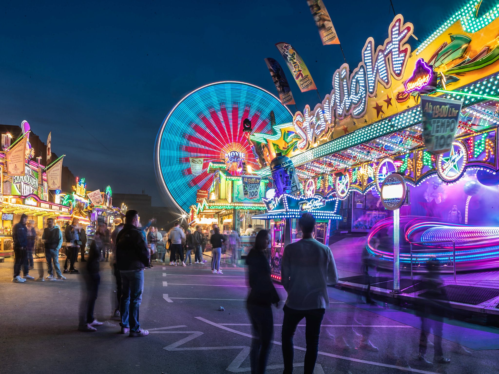 Das Frühjahrsvolksfest am Montag 28.03.22 auf der Talavera in Würzburg. Kirmes auf dem Frühjahrsvolksfest 2022. Foto: Silvia Gralla
