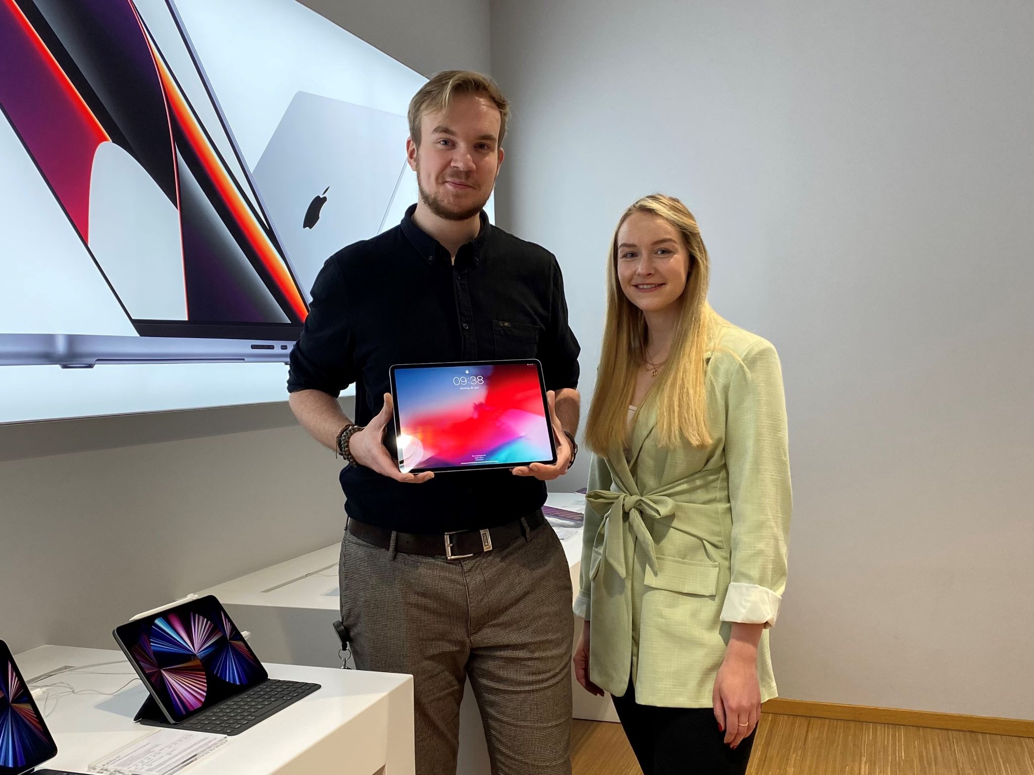 EAEE8D5F-13F1-4264-8675-FF36149C17AC Die comacs Mitarbeitenden Lars Assent und Ann-Katrin Rammig zeigen, wie man mit dem iPad effizient arbeiten kann. Diana Hisamudin