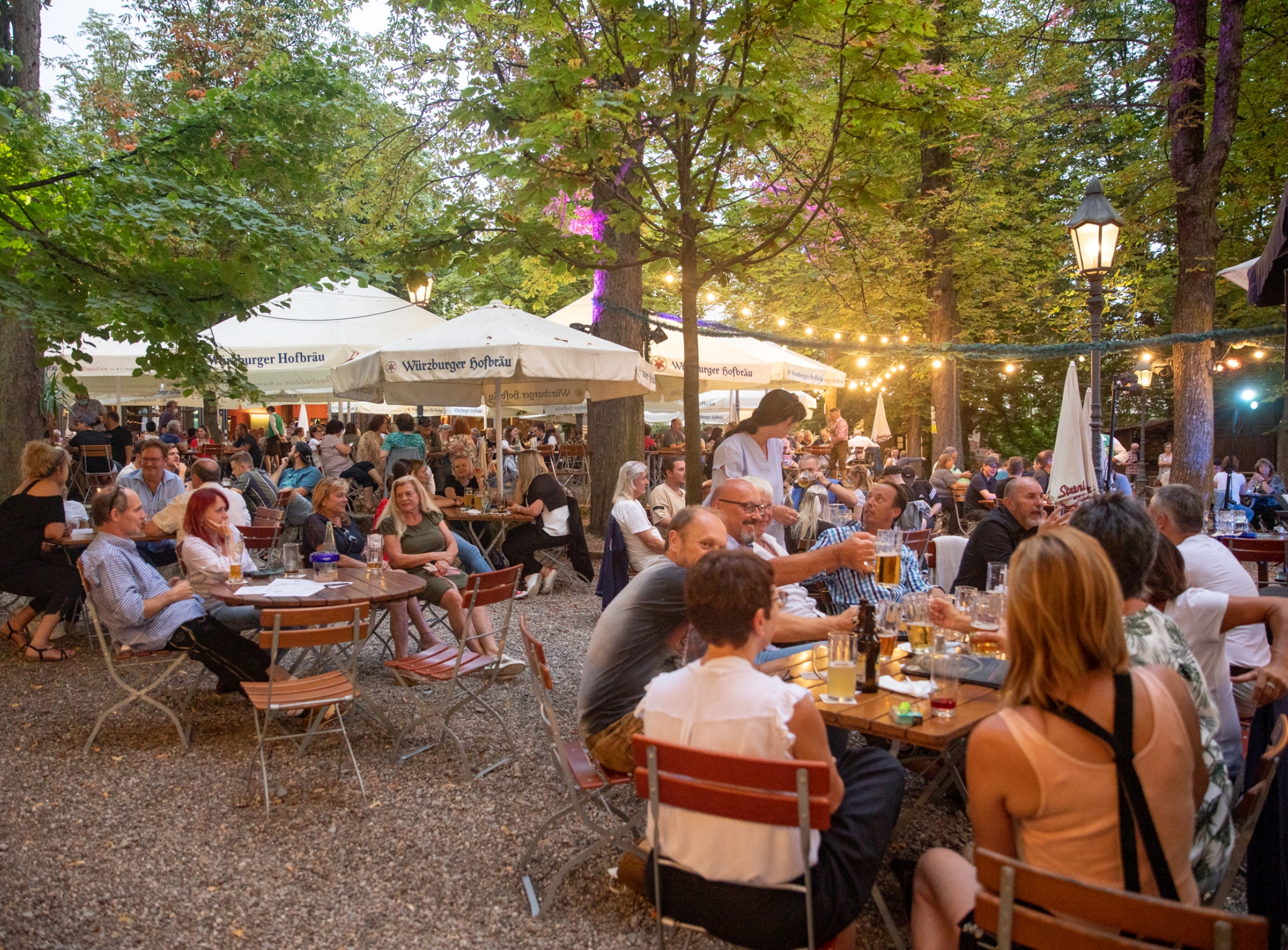 IMG_6075 Kaum wird es mal warm und trocken, füllen sich auch schon die beliebten Biergärten in Würzburg. Foto: Fabian Gebert.